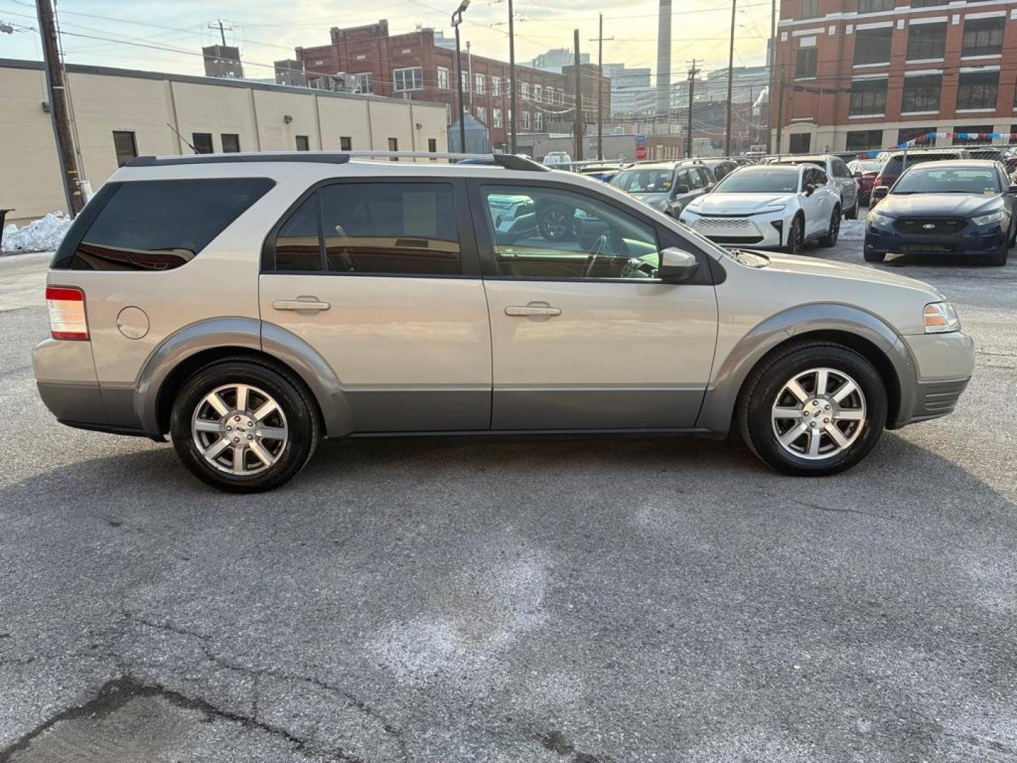 2008 GRAY FORD TAURUS X SEL (1FMDK05W38G) with an 3.5L engine, Automatic transmission, located at 117 North Cameron Street, Harrisburg, PA, 17101, (717) 963-8962, 40.266762, -76.875259 - WE FINANCE!!! Good Credit/ Challenged Credit/ No Credit - ALL Trade-Ins Welcomed!!! APPLY ONLINE or CALL us TODAY ;) Please call us to discuss your cash and/or financing options. - Photo#5