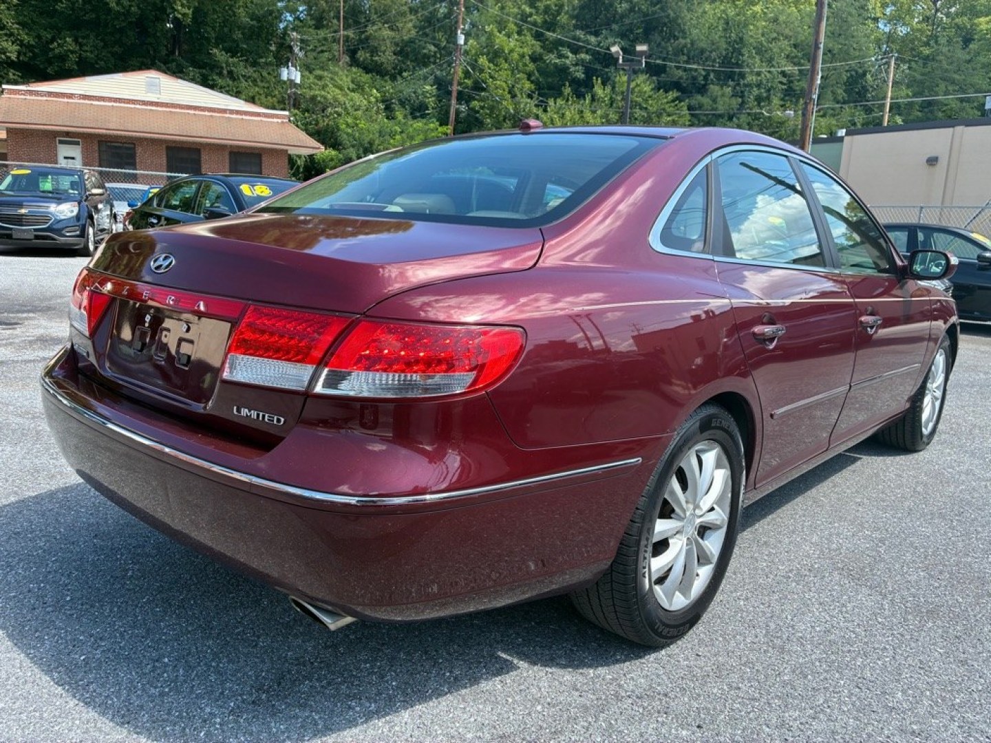 2008 RED HYUNDAI AZERA SE (KMHFC46FX8A) with an 3.8L engine, Automatic transmission, located at 117 North Cameron Street, Harrisburg, PA, 17101, (717) 963-8962, 40.266762, -76.875259 - This is a CASH deal only. WE FINANCE!!! MOST vehicles are available for financing. Good Credit/ Challenged Credit/ No Credit - ALL Trade-Ins Welcomed!!! APPLY ONLINE or CALL us TODAY Please call us to discuss your cash and/or financing options. Thanks for checking our inventory! We- Photo#4