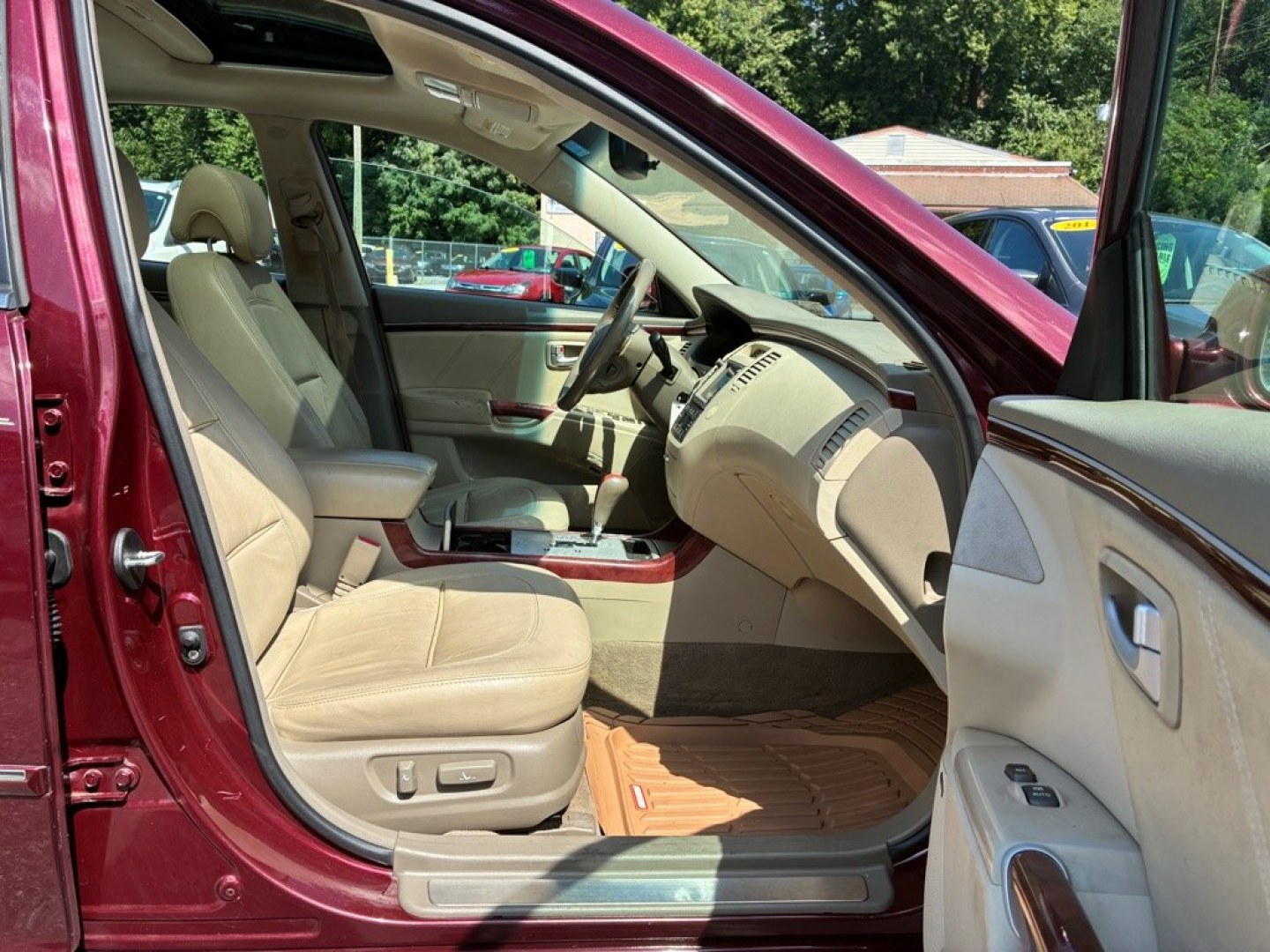 2008 RED HYUNDAI AZERA SE (KMHFC46FX8A) with an 3.8L engine, Automatic transmission, located at 117 North Cameron Street, Harrisburg, PA, 17101, (717) 963-8962, 40.266762, -76.875259 - This is a CASH deal only. WE FINANCE!!! MOST vehicles are available for financing. Good Credit/ Challenged Credit/ No Credit - ALL Trade-Ins Welcomed!!! APPLY ONLINE or CALL us TODAY Please call us to discuss your cash and/or financing options. Thanks for checking our inventory! We- Photo#8