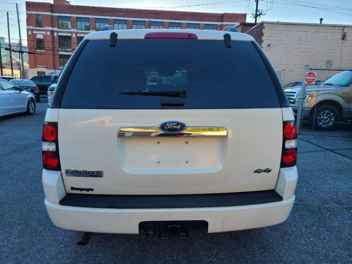 2009 WHITE FORD EXPLORER LIMITED (1FMEU75809U) with an 4.6L engine, Automatic transmission, located at 117 North Cameron Street, Harrisburg, PA, 17101, (717) 963-8962, 40.266762, -76.875259 - WE FINANCE!!! Good Credit/ Bad Credit/ No Credit - ALL Trade-Ins Welcomed!!! ***Guaranteed Credit Approval*** APPLY ONLINE or CALL us TODAY ;) Please call us to discuss your cash and financing options. - Photo#3
