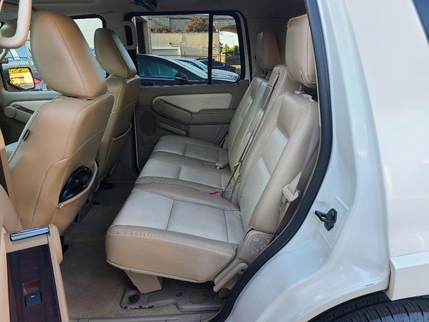 2009 WHITE FORD EXPLORER LIMITED (1FMEU75809U) with an 4.6L engine, Automatic transmission, located at 117 North Cameron Street, Harrisburg, PA, 17101, (717) 963-8962, 40.266762, -76.875259 - WE FINANCE!!! Good Credit/ Bad Credit/ No Credit - ALL Trade-Ins Welcomed!!! ***Guaranteed Credit Approval*** APPLY ONLINE or CALL us TODAY ;) Please call us to discuss your cash and financing options. - Photo#14