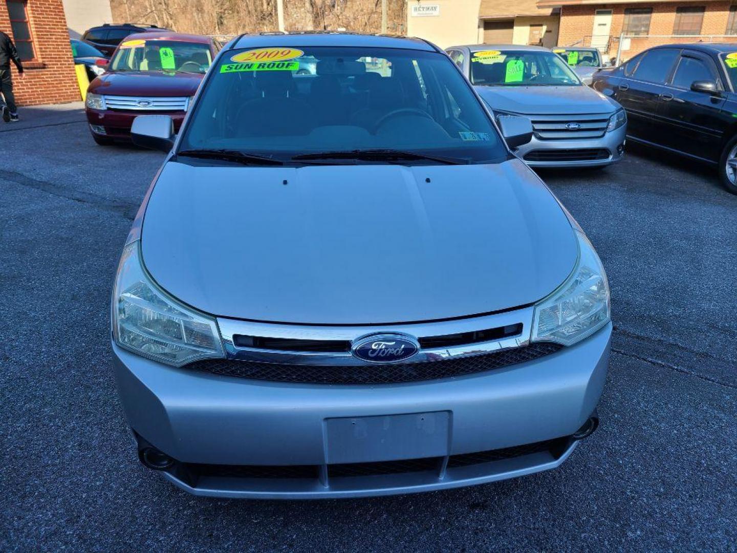 2009 SILVER FORD FOCUS SES (1FAHP36N99W) with an 2.0L engine, Automatic transmission, located at 117 North Cameron Street, Harrisburg, PA, 17101, (717) 963-8962, 40.266762, -76.875259 - WE FINANCE!!! Good Credit/ Bad Credit/ No Credit - ALL Trade-Ins Welcomed!!! ***Guaranteed Credit Approval*** APPLY ONLINE or CALL us TODAY ;) Internet Prices and Marketplace Prices are SPECIAL discounted ***CASH DEALS*** Retail Prices are higher. Please call us to discuss your cash and finan - Photo#6