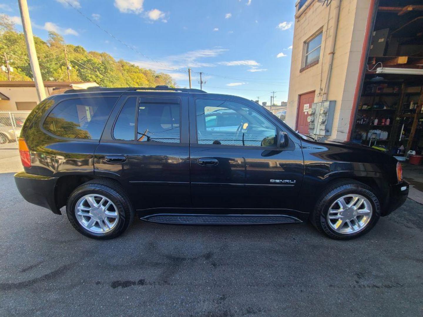 2009 BLACK GMC ENVOY DENALI (1GKET53M192) with an 5.3L engine, Automatic transmission, located at 117 North Cameron Street, Harrisburg, PA, 17101, (717) 963-8962, 40.266762, -76.875259 - WE FINANCE!!! Good Credit/ Bad Credit/ No Credit - ALL Trade-Ins Welcomed!!! ***Guaranteed Credit Approval*** APPLY ONLINE or CALL us TODAY ;) Please call us to discuss your cash and financing options. - Photo#2
