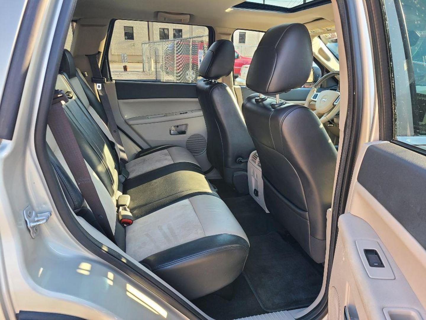 2009 GRAY JEEP GRAND CHEROKEE LIMITED (1J8HR58P99C) with an 4.7L engine, Automatic transmission, located at 117 North Cameron Street, Harrisburg, PA, 17101, (717) 963-8962, 40.266762, -76.875259 - WE FINANCE!!! Good Credit/ Bad Credit/ No Credit - ALL Trade-Ins Welcomed!!! ***Guaranteed Credit Approval*** APPLY ONLINE or CALL us TODAY ;) Internet Prices and Marketplace Prices are SPECIAL discounted ***CASH DEALS*** Retail Prices are higher. Please call us to discuss your cash and finan - Photo#9