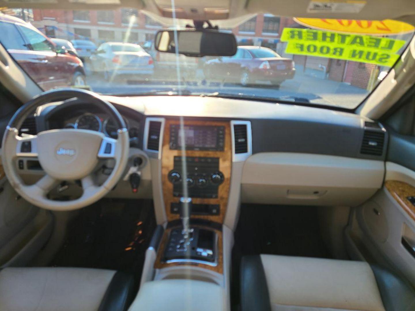 2009 GRAY JEEP GRAND CHEROKEE LIMITED (1J8HR58P99C) with an 4.7L engine, Automatic transmission, located at 117 North Cameron Street, Harrisburg, PA, 17101, (717) 963-8962, 40.266762, -76.875259 - WE FINANCE!!! Good Credit/ Bad Credit/ No Credit - ALL Trade-Ins Welcomed!!! ***Guaranteed Credit Approval*** APPLY ONLINE or CALL us TODAY ;) Internet Prices and Marketplace Prices are SPECIAL discounted ***CASH DEALS*** Retail Prices are higher. Please call us to discuss your cash and finan - Photo#10