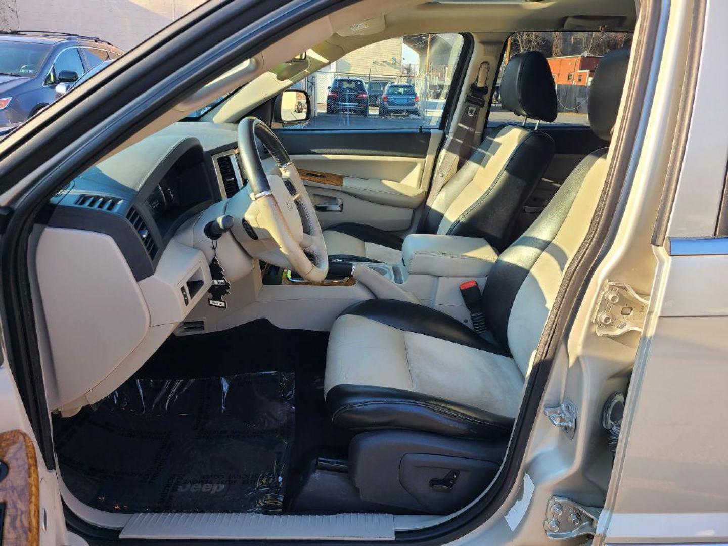 2009 GRAY JEEP GRAND CHEROKEE LIMITED (1J8HR58P99C) with an 4.7L engine, Automatic transmission, located at 117 North Cameron Street, Harrisburg, PA, 17101, (717) 963-8962, 40.266762, -76.875259 - WE FINANCE!!! Good Credit/ Bad Credit/ No Credit - ALL Trade-Ins Welcomed!!! ***Guaranteed Credit Approval*** APPLY ONLINE or CALL us TODAY ;) Internet Prices and Marketplace Prices are SPECIAL discounted ***CASH DEALS*** Retail Prices are higher. Please call us to discuss your cash and finan - Photo#11