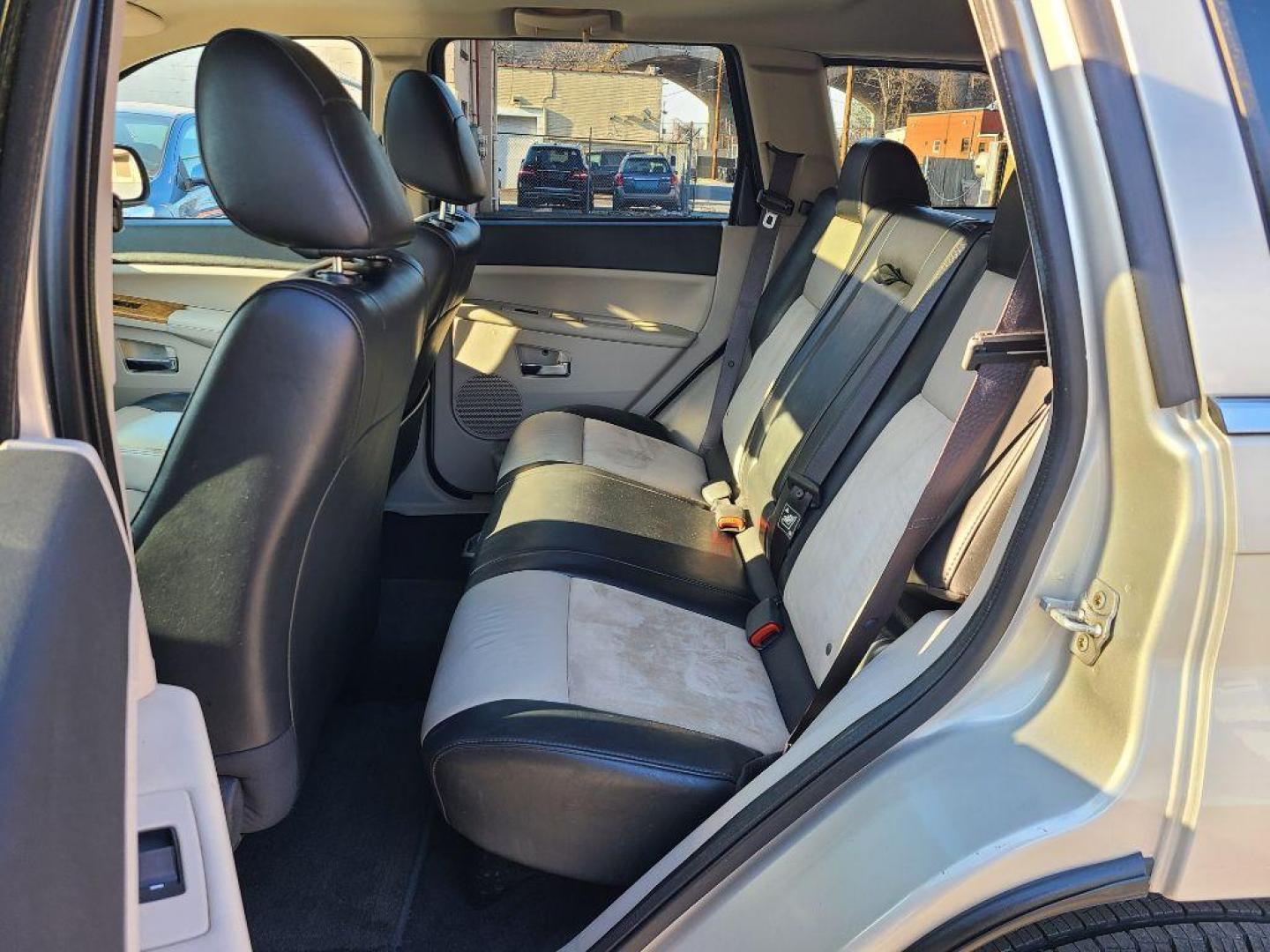 2009 GRAY JEEP GRAND CHEROKEE LIMITED (1J8HR58P99C) with an 4.7L engine, Automatic transmission, located at 117 North Cameron Street, Harrisburg, PA, 17101, (717) 963-8962, 40.266762, -76.875259 - WE FINANCE!!! Good Credit/ Bad Credit/ No Credit - ALL Trade-Ins Welcomed!!! ***Guaranteed Credit Approval*** APPLY ONLINE or CALL us TODAY ;) Internet Prices and Marketplace Prices are SPECIAL discounted ***CASH DEALS*** Retail Prices are higher. Please call us to discuss your cash and finan - Photo#14