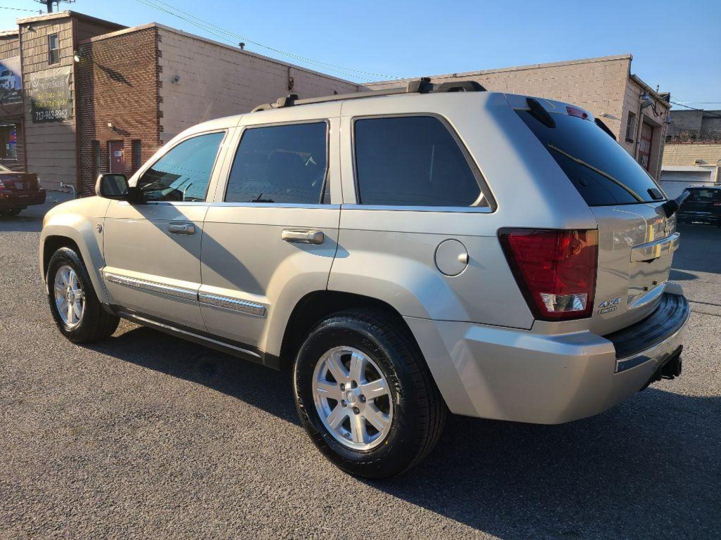 2009 GRAY JEEP GRAND CHEROKEE LIMITED (1J8HR58P99C) with an 4.7L engine, Automatic transmission, located at 117 North Cameron Street, Harrisburg, PA, 17101, (717) 963-8962, 40.266762, -76.875259 - WE FINANCE!!! Good Credit/ Bad Credit/ No Credit - ALL Trade-Ins Welcomed!!! ***Guaranteed Credit Approval*** APPLY ONLINE or CALL us TODAY ;) Internet Prices and Marketplace Prices are SPECIAL discounted ***CASH DEALS*** Retail Prices are higher. Please call us to discuss your cash and finan - Photo#3