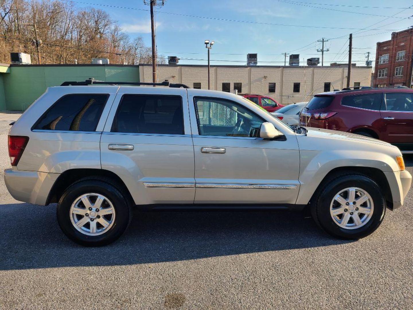 2009 GRAY JEEP GRAND CHEROKEE LIMITED (1J8HR58P99C) with an 4.7L engine, Automatic transmission, located at 117 North Cameron Street, Harrisburg, PA, 17101, (717) 963-8962, 40.266762, -76.875259 - WE FINANCE!!! Good Credit/ Bad Credit/ No Credit - ALL Trade-Ins Welcomed!!! ***Guaranteed Credit Approval*** APPLY ONLINE or CALL us TODAY ;) Internet Prices and Marketplace Prices are SPECIAL discounted ***CASH DEALS*** Retail Prices are higher. Please call us to discuss your cash and finan - Photo#4