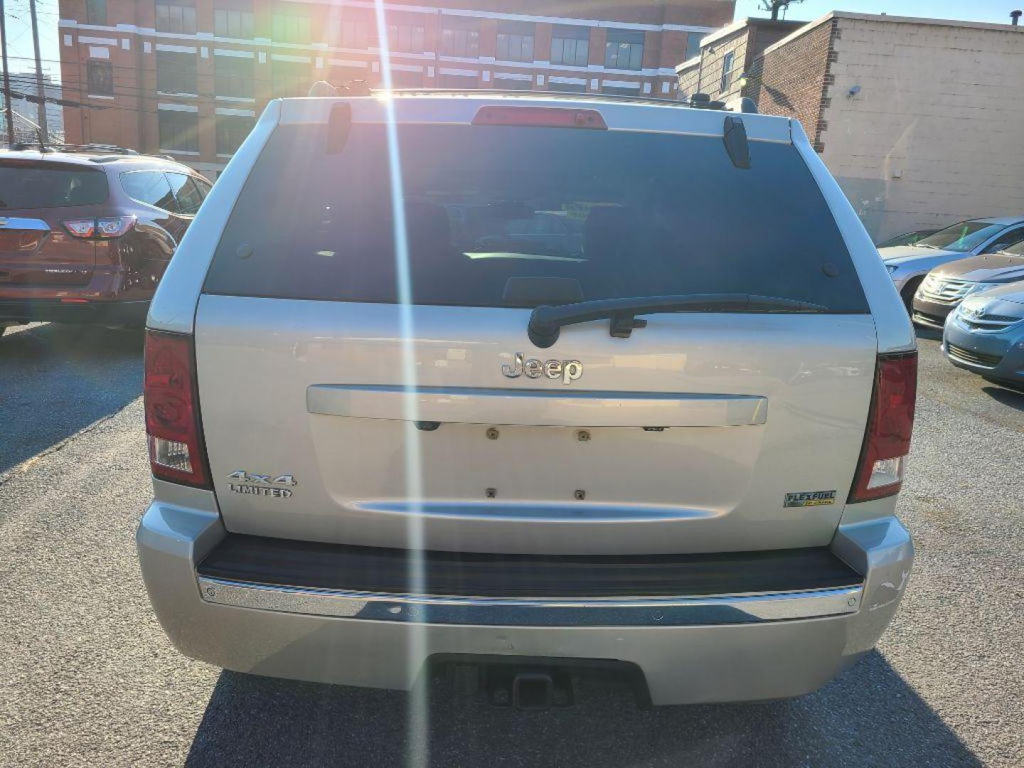 2009 GRAY JEEP GRAND CHEROKEE LIMITED (1J8HR58P99C) with an 4.7L engine, Automatic transmission, located at 117 North Cameron Street, Harrisburg, PA, 17101, (717) 963-8962, 40.266762, -76.875259 - WE FINANCE!!! Good Credit/ Bad Credit/ No Credit - ALL Trade-Ins Welcomed!!! ***Guaranteed Credit Approval*** APPLY ONLINE or CALL us TODAY ;) Internet Prices and Marketplace Prices are SPECIAL discounted ***CASH DEALS*** Retail Prices are higher. Please call us to discuss your cash and finan - Photo#5