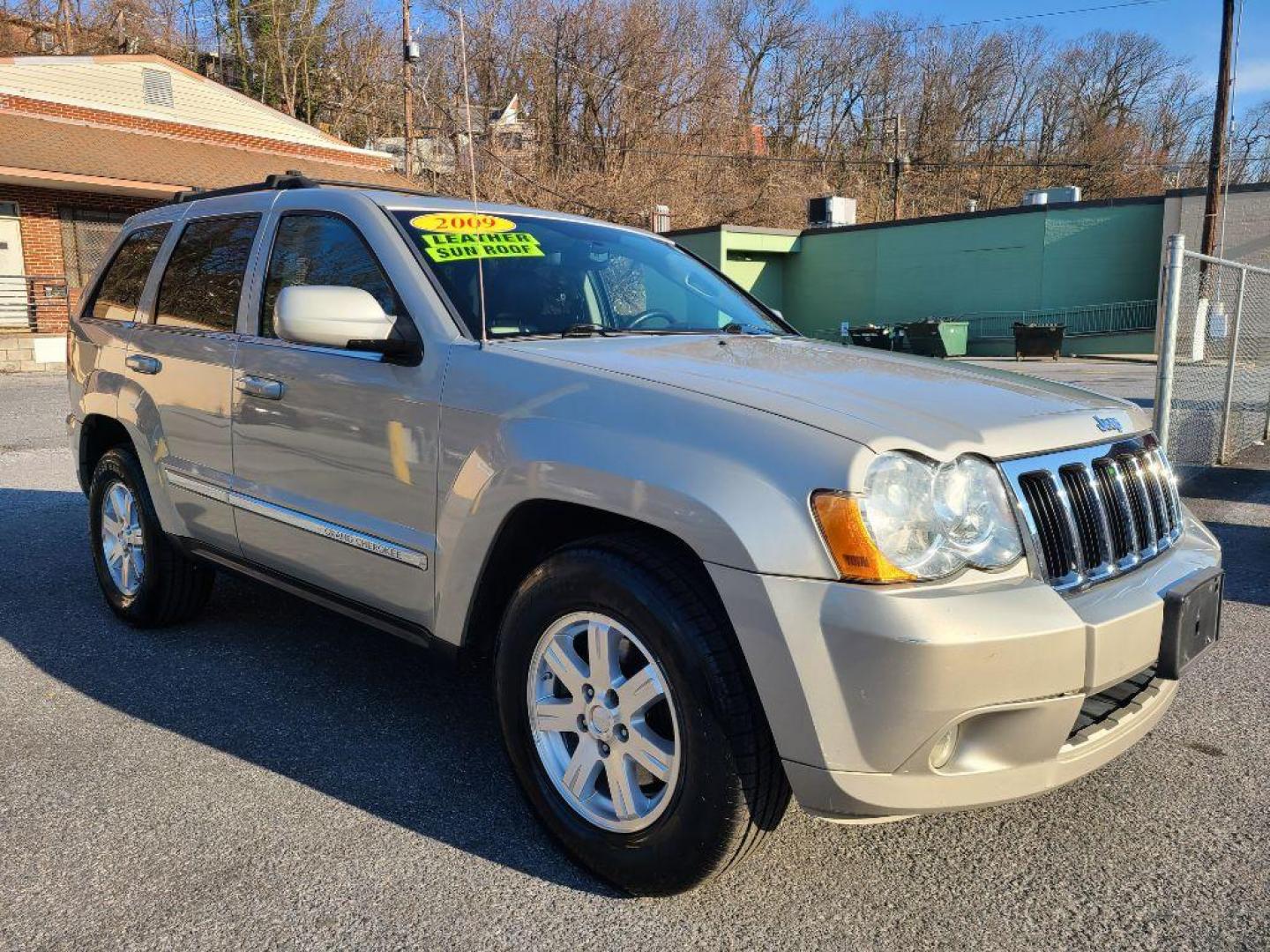 2009 GRAY JEEP GRAND CHEROKEE LIMITED (1J8HR58P99C) with an 4.7L engine, Automatic transmission, located at 117 North Cameron Street, Harrisburg, PA, 17101, (717) 963-8962, 40.266762, -76.875259 - WE FINANCE!!! Good Credit/ Bad Credit/ No Credit - ALL Trade-Ins Welcomed!!! ***Guaranteed Credit Approval*** APPLY ONLINE or CALL us TODAY ;) Internet Prices and Marketplace Prices are SPECIAL discounted ***CASH DEALS*** Retail Prices are higher. Please call us to discuss your cash and finan - Photo#6