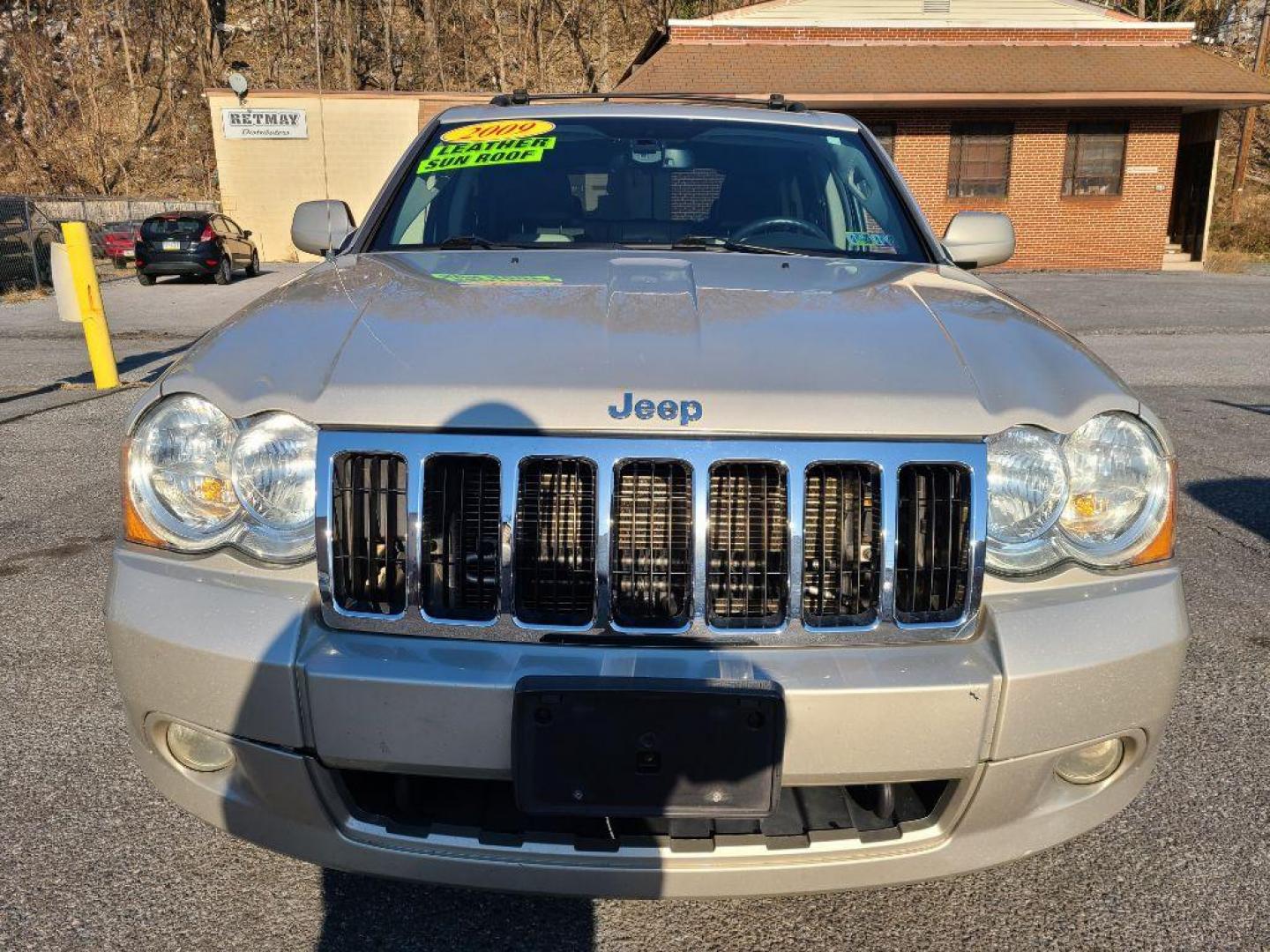 2009 GRAY JEEP GRAND CHEROKEE LIMITED (1J8HR58P99C) with an 4.7L engine, Automatic transmission, located at 117 North Cameron Street, Harrisburg, PA, 17101, (717) 963-8962, 40.266762, -76.875259 - WE FINANCE!!! Good Credit/ Bad Credit/ No Credit - ALL Trade-Ins Welcomed!!! ***Guaranteed Credit Approval*** APPLY ONLINE or CALL us TODAY ;) Internet Prices and Marketplace Prices are SPECIAL discounted ***CASH DEALS*** Retail Prices are higher. Please call us to discuss your cash and finan - Photo#7