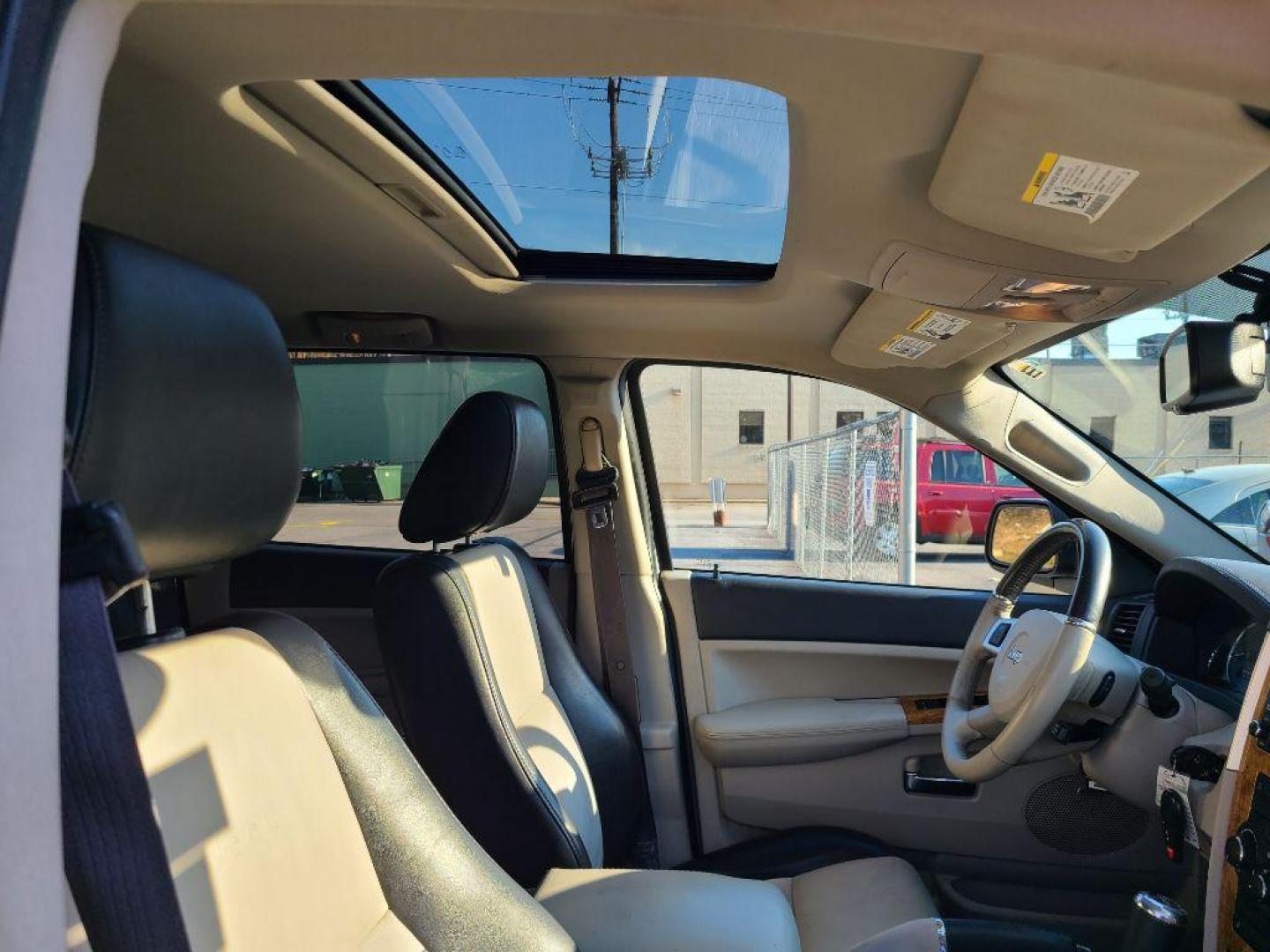 2009 GRAY JEEP GRAND CHEROKEE LIMITED (1J8HR58P99C) with an 4.7L engine, Automatic transmission, located at 117 North Cameron Street, Harrisburg, PA, 17101, (717) 963-8962, 40.266762, -76.875259 - WE FINANCE!!! Good Credit/ Bad Credit/ No Credit - ALL Trade-Ins Welcomed!!! ***Guaranteed Credit Approval*** APPLY ONLINE or CALL us TODAY ;) Internet Prices and Marketplace Prices are SPECIAL discounted ***CASH DEALS*** Retail Prices are higher. Please call us to discuss your cash and finan - Photo#8