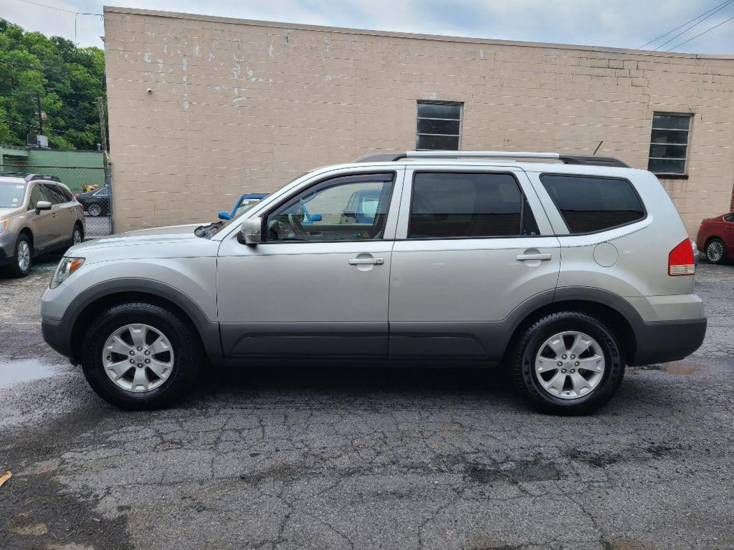2009 SILVER KIA BORREGO LX (KNDJH741195) with an 3.8L engine, Automatic transmission, located at 117 North Cameron Street, Harrisburg, PA, 17101, (717) 963-8962, 40.266762, -76.875259 - WE FINANCE!!! Good Credit/ Bad Credit/ No Credit - ALL Trade-Ins Welcomed!!! ***Guaranteed Credit Approval*** APPLY ONLINE or CALL us TODAY ;) Internet Prices and Marketplace Prices are SPECIAL discounted ***CASH DEALS*** Retail Prices are higher. Please call us to discuss your cash and finan - Photo#1