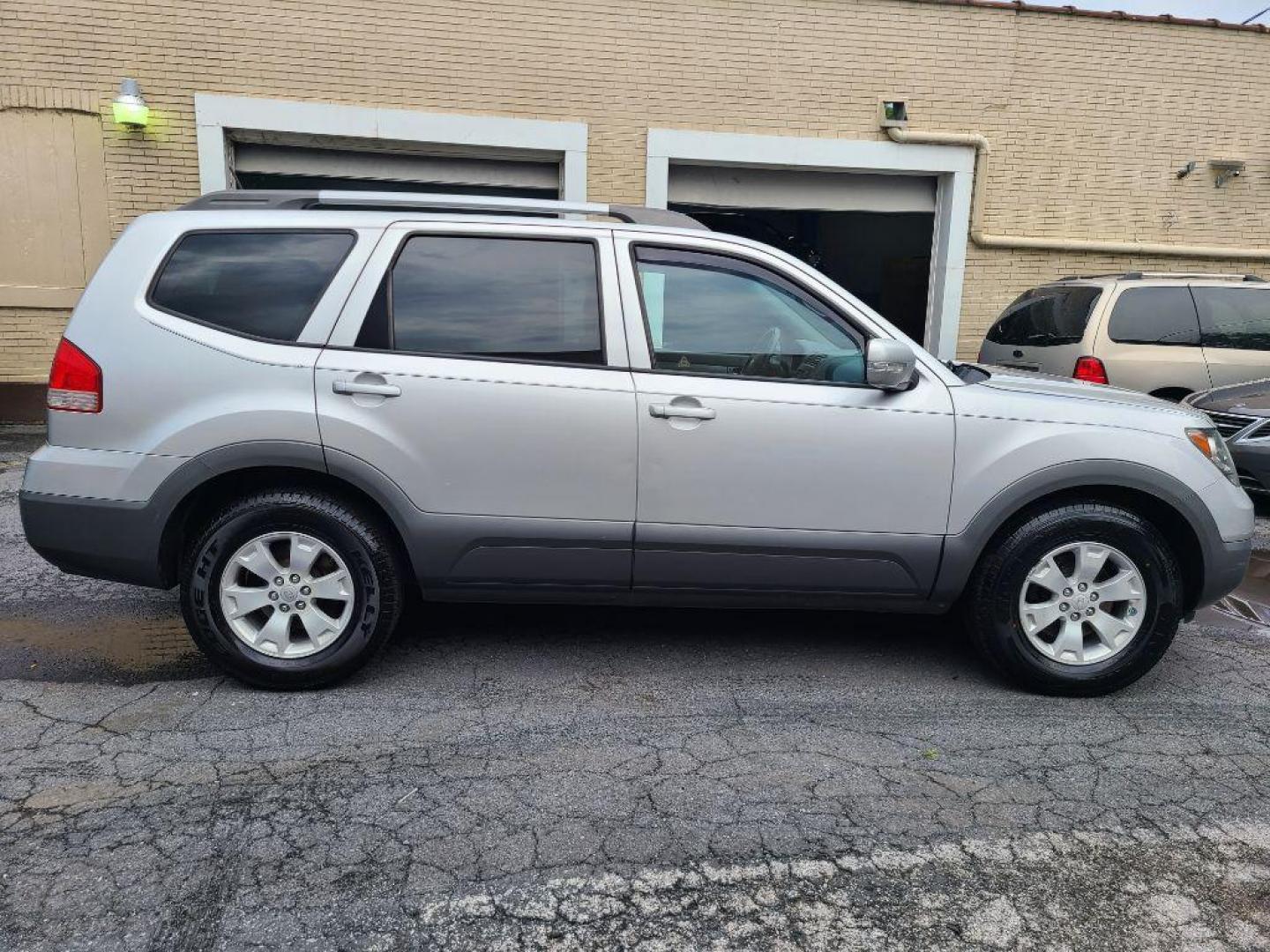 2009 SILVER KIA BORREGO LX (KNDJH741195) with an 3.8L engine, Automatic transmission, located at 117 North Cameron Street, Harrisburg, PA, 17101, (717) 963-8962, 40.266762, -76.875259 - WE FINANCE!!! Good Credit/ Bad Credit/ No Credit - ALL Trade-Ins Welcomed!!! ***Guaranteed Credit Approval*** APPLY ONLINE or CALL us TODAY ;) Internet Prices and Marketplace Prices are SPECIAL discounted ***CASH DEALS*** Retail Prices are higher. Please call us to discuss your cash and finan - Photo#6