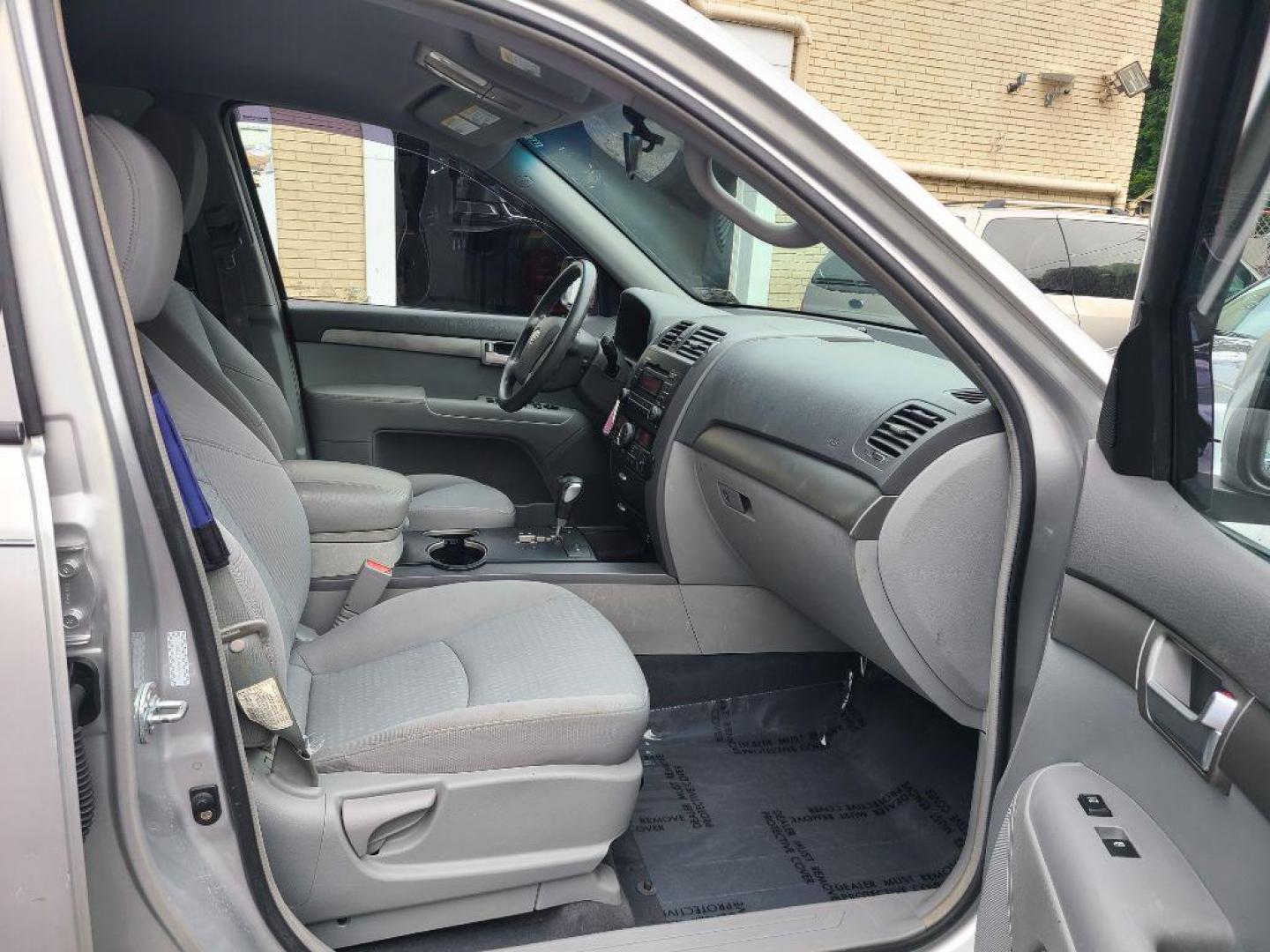 2009 SILVER KIA BORREGO LX (KNDJH741195) with an 3.8L engine, Automatic transmission, located at 117 North Cameron Street, Harrisburg, PA, 17101, (717) 963-8962, 40.266762, -76.875259 - WE FINANCE!!! Good Credit/ Bad Credit/ No Credit - ALL Trade-Ins Welcomed!!! ***Guaranteed Credit Approval*** APPLY ONLINE or CALL us TODAY ;) Internet Prices and Marketplace Prices are SPECIAL discounted ***CASH DEALS*** Retail Prices are higher. Please call us to discuss your cash and finan - Photo#9