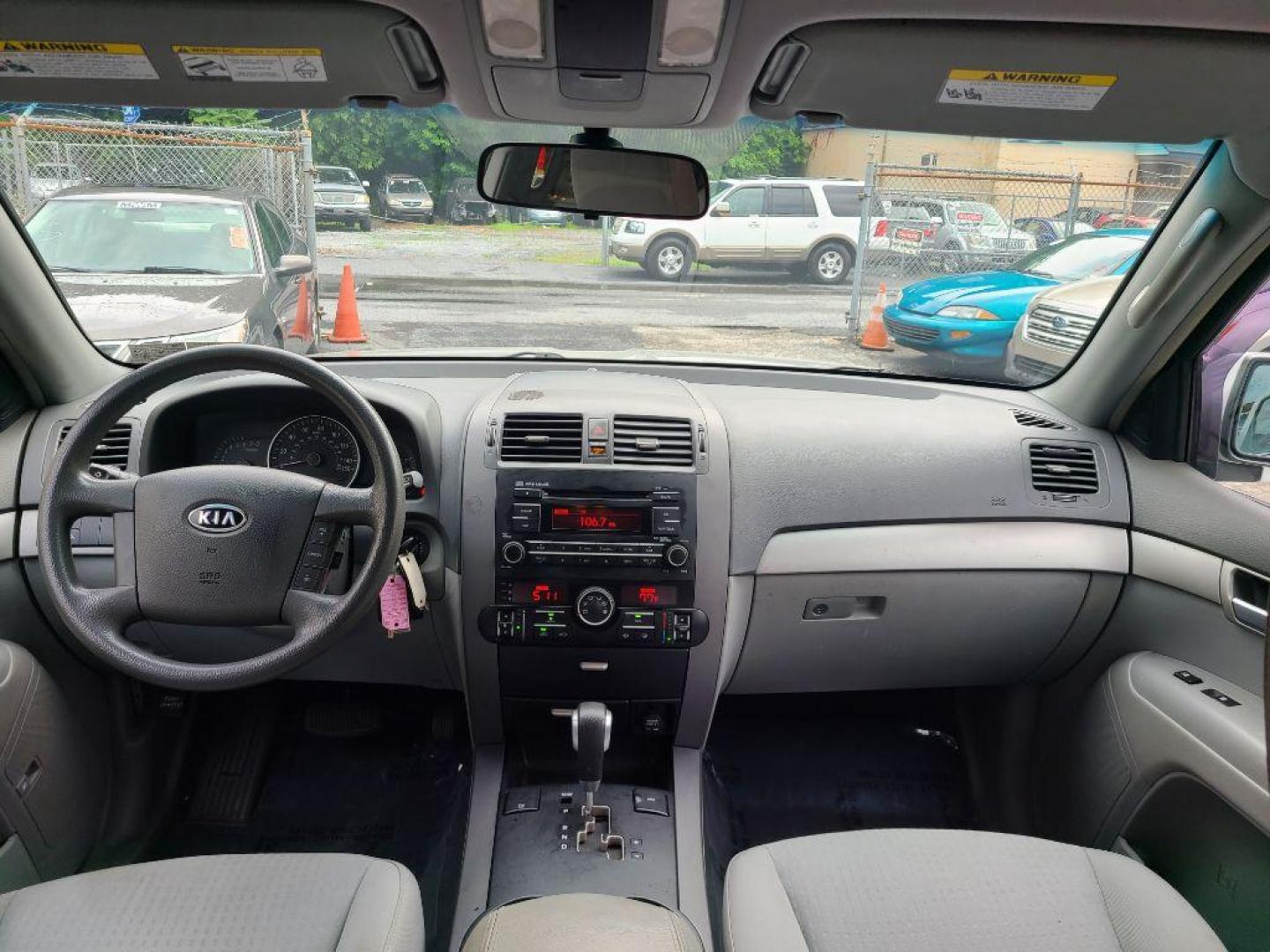2009 SILVER KIA BORREGO LX (KNDJH741195) with an 3.8L engine, Automatic transmission, located at 117 North Cameron Street, Harrisburg, PA, 17101, (717) 963-8962, 40.266762, -76.875259 - WE FINANCE!!! Good Credit/ Bad Credit/ No Credit - ALL Trade-Ins Welcomed!!! ***Guaranteed Credit Approval*** APPLY ONLINE or CALL us TODAY ;) Internet Prices and Marketplace Prices are SPECIAL discounted ***CASH DEALS*** Retail Prices are higher. Please call us to discuss your cash and finan - Photo#10
