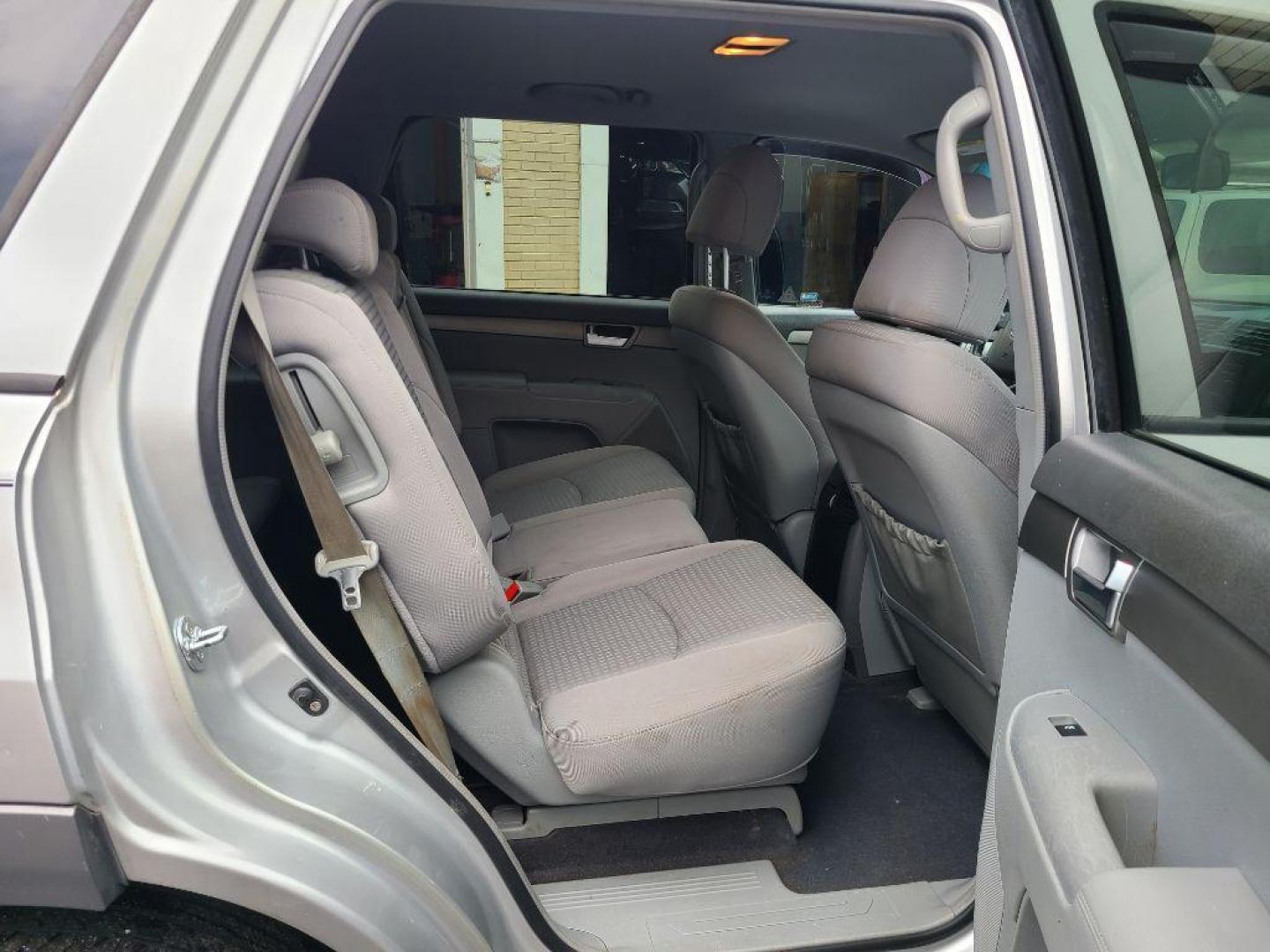 2009 SILVER KIA BORREGO LX (KNDJH741195) with an 3.8L engine, Automatic transmission, located at 117 North Cameron Street, Harrisburg, PA, 17101, (717) 963-8962, 40.266762, -76.875259 - WE FINANCE!!! Good Credit/ Bad Credit/ No Credit - ALL Trade-Ins Welcomed!!! ***Guaranteed Credit Approval*** APPLY ONLINE or CALL us TODAY ;) Internet Prices and Marketplace Prices are SPECIAL discounted ***CASH DEALS*** Retail Prices are higher. Please call us to discuss your cash and finan - Photo#11