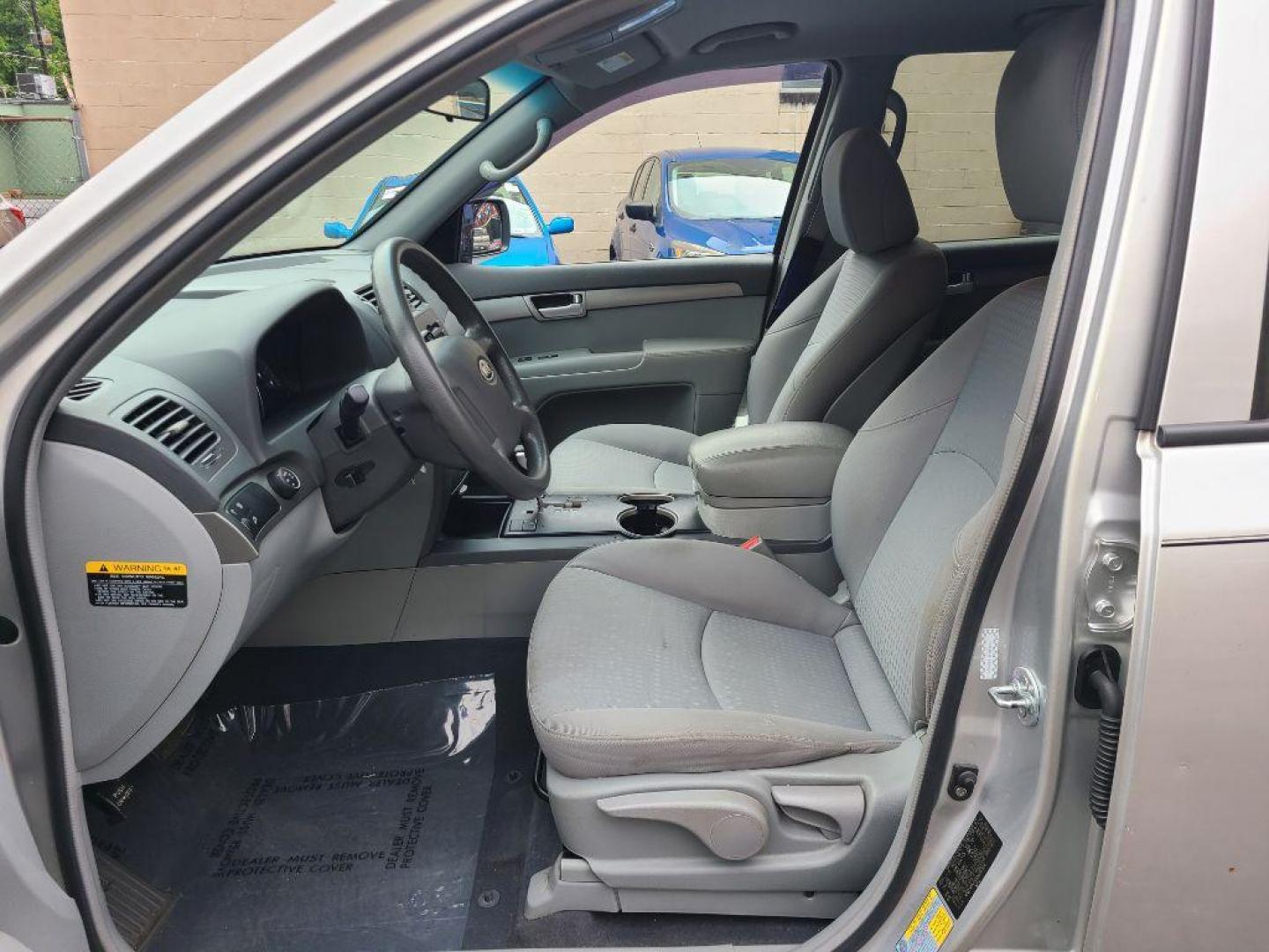 2009 SILVER KIA BORREGO LX (KNDJH741195) with an 3.8L engine, Automatic transmission, located at 117 North Cameron Street, Harrisburg, PA, 17101, (717) 963-8962, 40.266762, -76.875259 - WE FINANCE!!! Good Credit/ Bad Credit/ No Credit - ALL Trade-Ins Welcomed!!! ***Guaranteed Credit Approval*** APPLY ONLINE or CALL us TODAY ;) Internet Prices and Marketplace Prices are SPECIAL discounted ***CASH DEALS*** Retail Prices are higher. Please call us to discuss your cash and finan - Photo#15