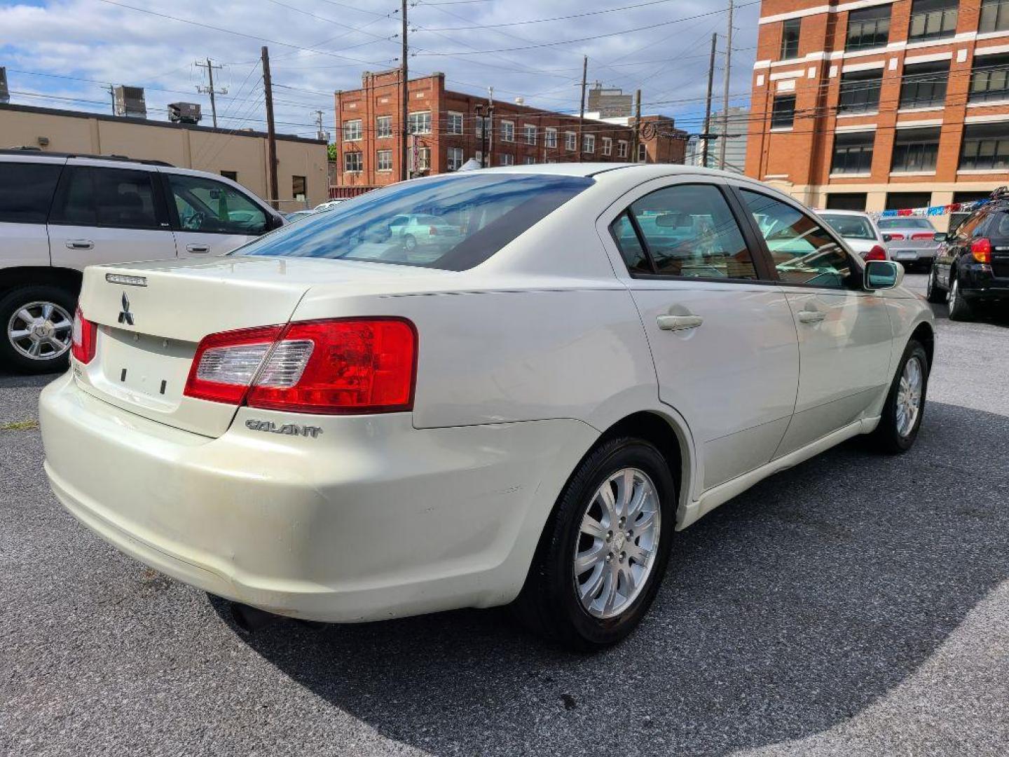 2009 WHITE MITSUBISHI GALANT ES (4A3AB36F09E) with an 2.4L engine, Automatic transmission, located at 117 North Cameron Street, Harrisburg, PA, 17101, (717) 963-8962, 40.266762, -76.875259 - WE FINANCE!!! Good Credit/ Bad Credit/ No Credit - ALL Trade-Ins Welcomed!!! ***Guaranteed Credit Approval*** APPLY ONLINE or CALL us TODAY ;) Internet Prices and Marketplace Prices are SPECIAL discounted ***CASH DEALS*** Retail Prices are higher. Please call us to discuss your cash and finan - Photo#4
