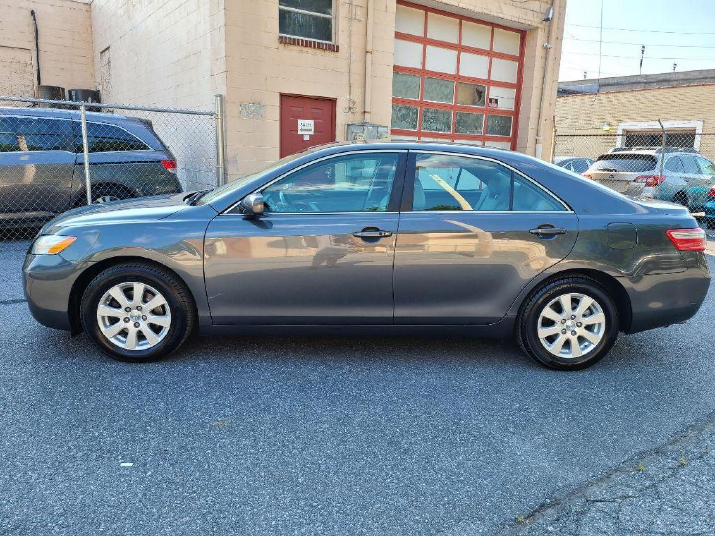 2009 GRAY TOYOTA CAMRY SE (4T1BK46K49U) with an 3.5L engine, Automatic transmission, located at 117 North Cameron Street, Harrisburg, PA, 17101, (717) 963-8962, 40.266762, -76.875259 - WE FINANCE!!! Good Credit/ Bad Credit/ No Credit - ALL Trade-Ins Welcomed!!! ***Guaranteed Credit Approval*** APPLY ONLINE or CALL us TODAY ;) Internet Prices and Marketplace Prices are SPECIAL discounted ***CASH DEALS*** Retail Prices are higher. Please call us to discuss your cash and finan - Photo#6