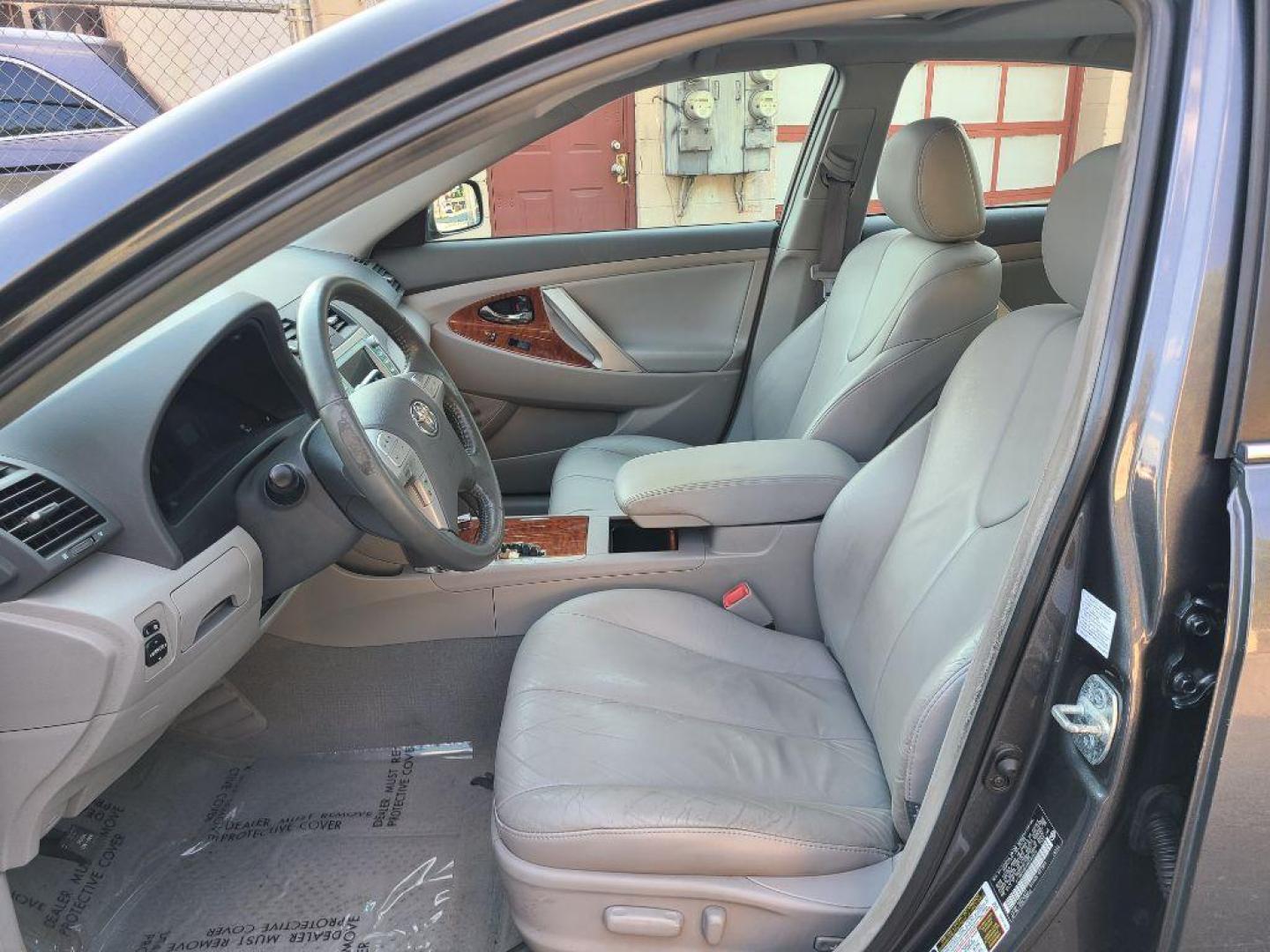 2009 GRAY TOYOTA CAMRY SE (4T1BK46K49U) with an 3.5L engine, Automatic transmission, located at 117 North Cameron Street, Harrisburg, PA, 17101, (717) 963-8962, 40.266762, -76.875259 - WE FINANCE!!! Good Credit/ Bad Credit/ No Credit - ALL Trade-Ins Welcomed!!! ***Guaranteed Credit Approval*** APPLY ONLINE or CALL us TODAY ;) Internet Prices and Marketplace Prices are SPECIAL discounted ***CASH DEALS*** Retail Prices are higher. Please call us to discuss your cash and finan - Photo#11