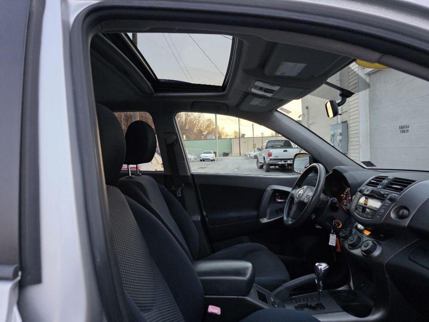 2009 SILVER TOYOTA RAV4 SPORT (JTMBK32V395) with an 3.5L engine, Automatic transmission, located at 117 North Cameron Street, Harrisburg, PA, 17101, (717) 963-8962, 40.266762, -76.875259 - WE FINANCE!!! Good Credit/ Bad Credit/ No Credit - ALL Trade-Ins Welcomed!!! ***Guaranteed Credit Approval*** APPLY ONLINE or CALL us TODAY ;) Please call us to discuss your cash and financing options. - Photo#8