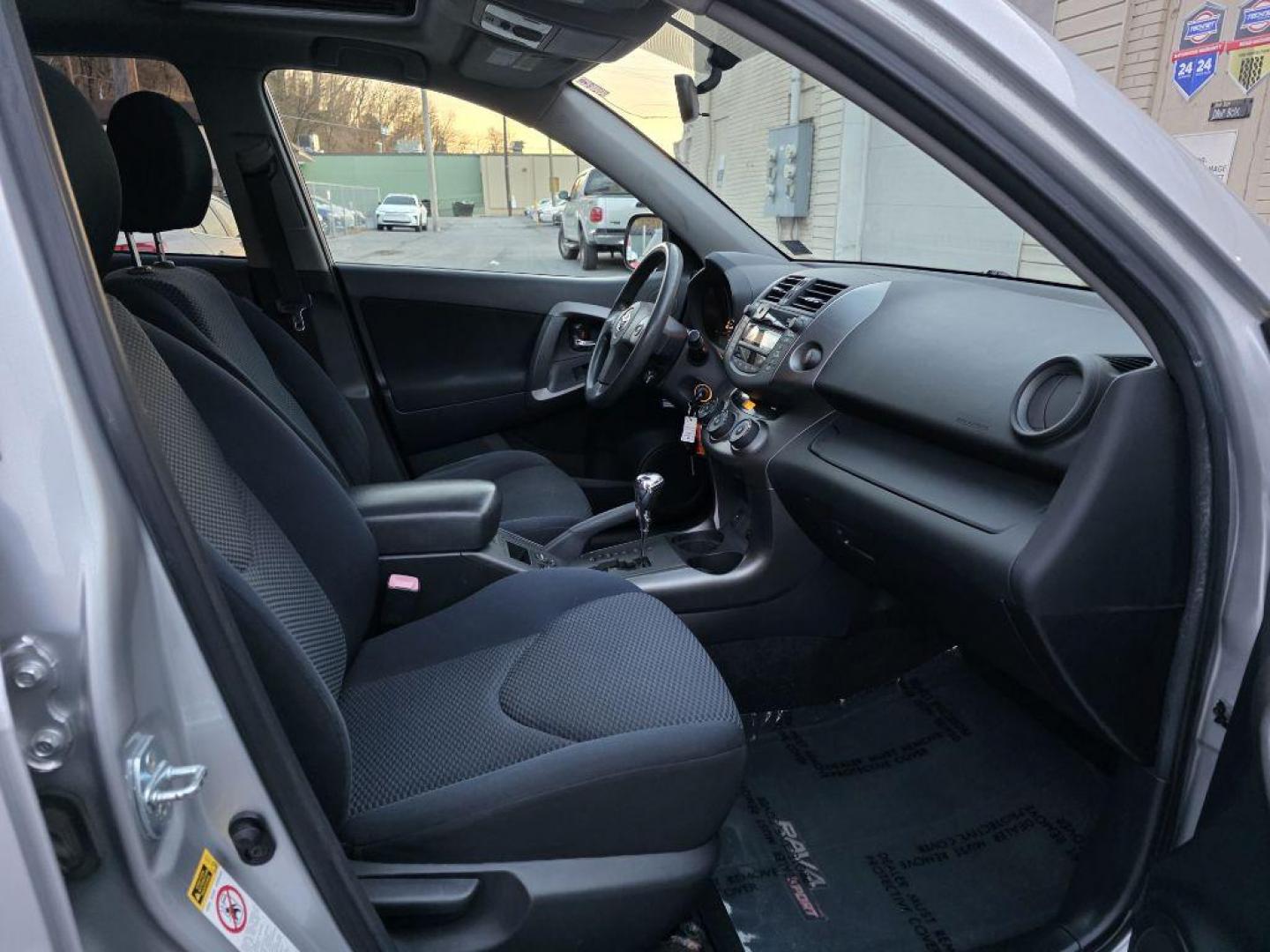 2009 SILVER TOYOTA RAV4 SPORT (JTMBK32V395) with an 3.5L engine, Automatic transmission, located at 117 North Cameron Street, Harrisburg, PA, 17101, (717) 963-8962, 40.266762, -76.875259 - WE FINANCE!!! Good Credit/ Bad Credit/ No Credit - ALL Trade-Ins Welcomed!!! ***Guaranteed Credit Approval*** APPLY ONLINE or CALL us TODAY ;) Please call us to discuss your cash and financing options. - Photo#9