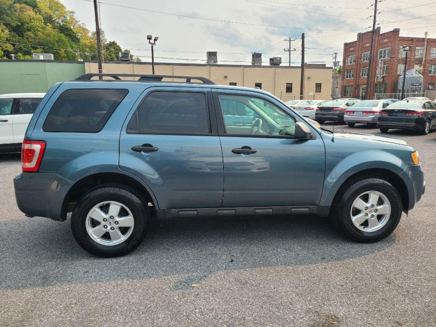 2010 BLUE FORD ESCAPE XLT (1FMCU0D70AK) with an 2.5L engine, Automatic transmission, located at 117 North Cameron Street, Harrisburg, PA, 17101, (717) 963-8962, 40.266762, -76.875259 - WE FINANCE!!! Good Credit/ Bad Credit/ No Credit - ALL Trade-Ins Welcomed!!! ***Guaranteed Credit Approval*** APPLY ONLINE or CALL us TODAY ;) Internet Prices and Marketplace Prices are SPECIAL discounted ***CASH DEALS*** Retail Prices are higher. Please call us to discuss your cash and finan - Photo#5