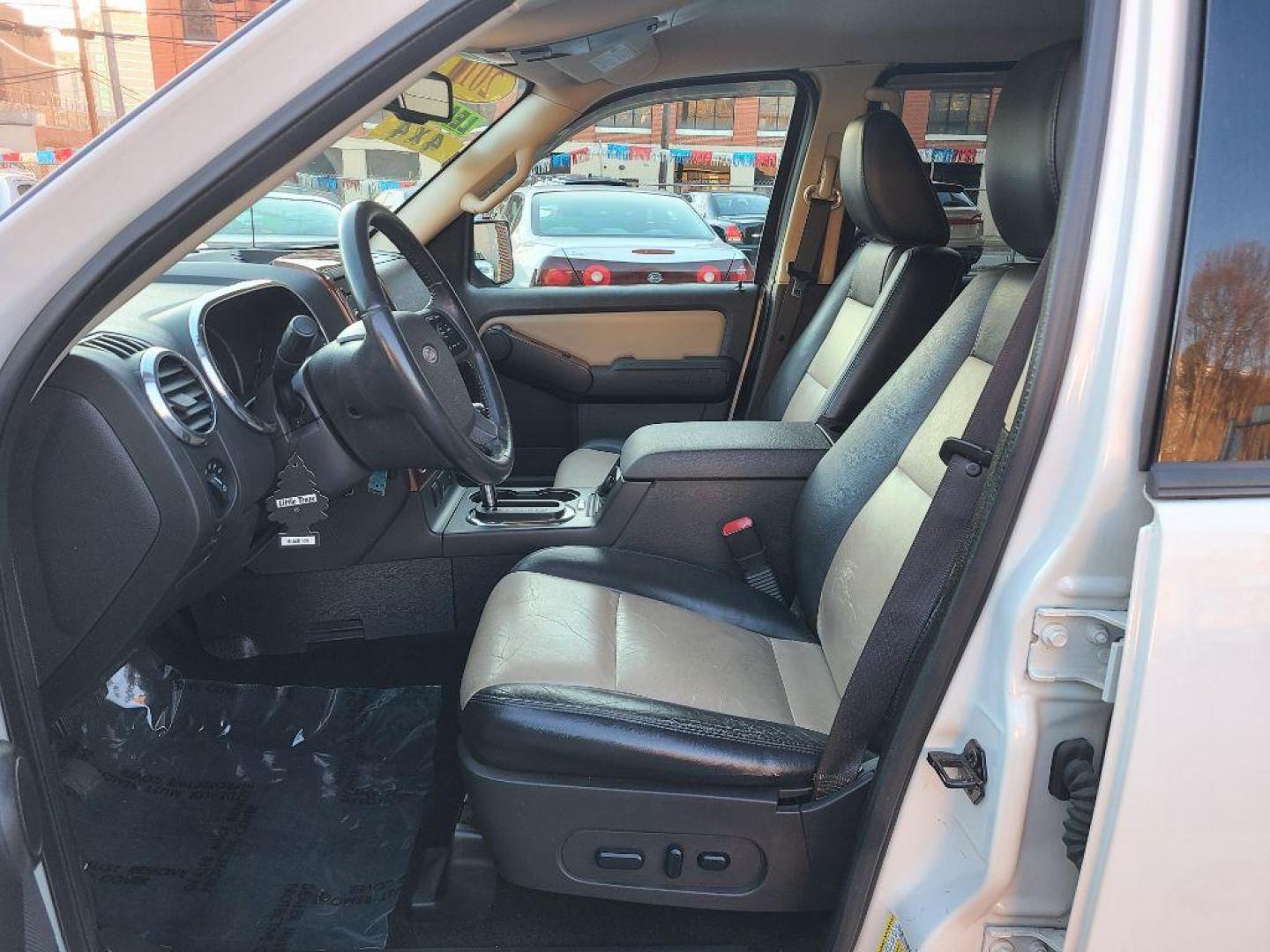 2010 WHITE FORD EXPLORER EDDIE BAUER (1FMEU7EE1AU) with an 4.0L engine, Automatic transmission, located at 117 North Cameron Street, Harrisburg, PA, 17101, (717) 963-8962, 40.266762, -76.875259 - WE FINANCE!!! Good Credit/ Bad Credit/ No Credit - ALL Trade-Ins Welcomed!!! ***Guaranteed Credit Approval*** APPLY ONLINE or CALL us TODAY ;) Internet Prices and Marketplace Prices are SPECIAL discounted ***CASH DEALS*** Retail Prices are higher. Please call us to discuss your cash and finan - Photo#15