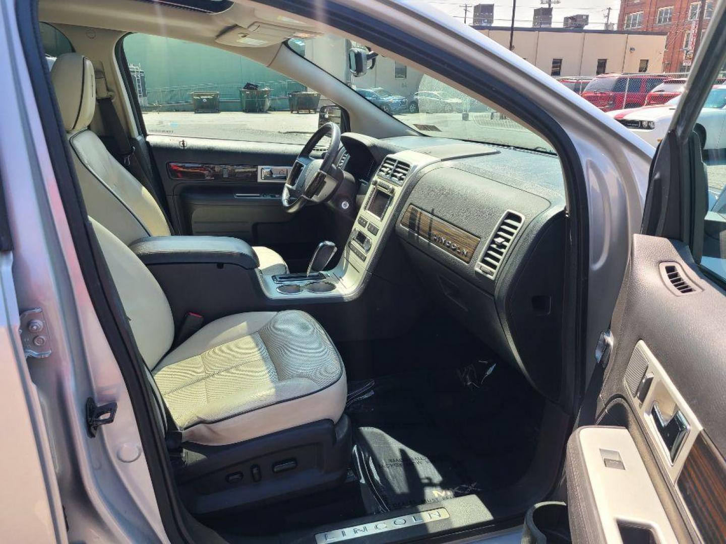 2010 SILVER LINCOLN MKX BASE (2LMDJ8JC3AB) with an 3.5L engine, Automatic transmission, located at 117 North Cameron Street, Harrisburg, PA, 17101, (717) 963-8962, 40.266762, -76.875259 - WE FINANCE!!! Good Credit/ Bad Credit/ No Credit - ALL Trade-Ins Welcomed!!! ***Guaranteed Credit Approval*** APPLY ONLINE or CALL us TODAY ;) Internet Prices and Marketplace Prices are SPECIAL discounted ***CASH DEALS*** Retail Prices are higher. Please call us to discuss your cash and finan - Photo#12