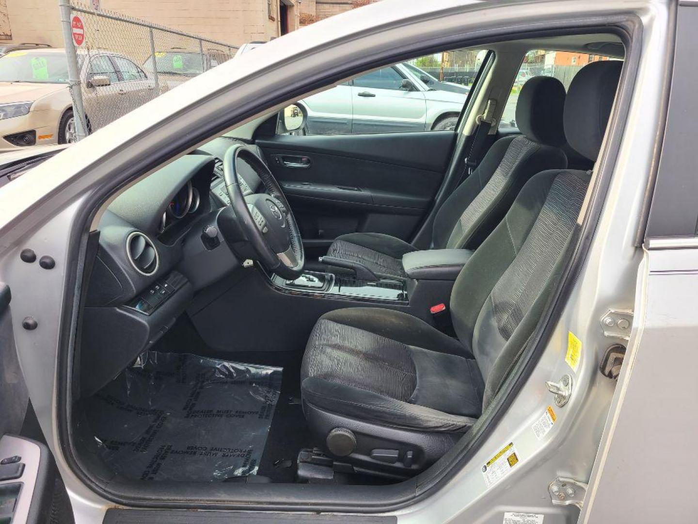 2010 SILVER MAZDA 6 I (1YVHZ8CH1A5) with an 2.5L engine, Automatic transmission, located at 117 North Cameron Street, Harrisburg, PA, 17101, (717) 963-8962, 40.266762, -76.875259 - WE FINANCE!!! Good Credit/ Bad Credit/ No Credit - ALL Trade-Ins Welcomed!!! ***Guaranteed Credit Approval*** APPLY ONLINE or CALL us TODAY ;) Internet Prices and Marketplace Prices are SPECIAL discounted ***CASH DEALS*** Retail Prices are higher. Please call us to discuss your cash and finan - Photo#10