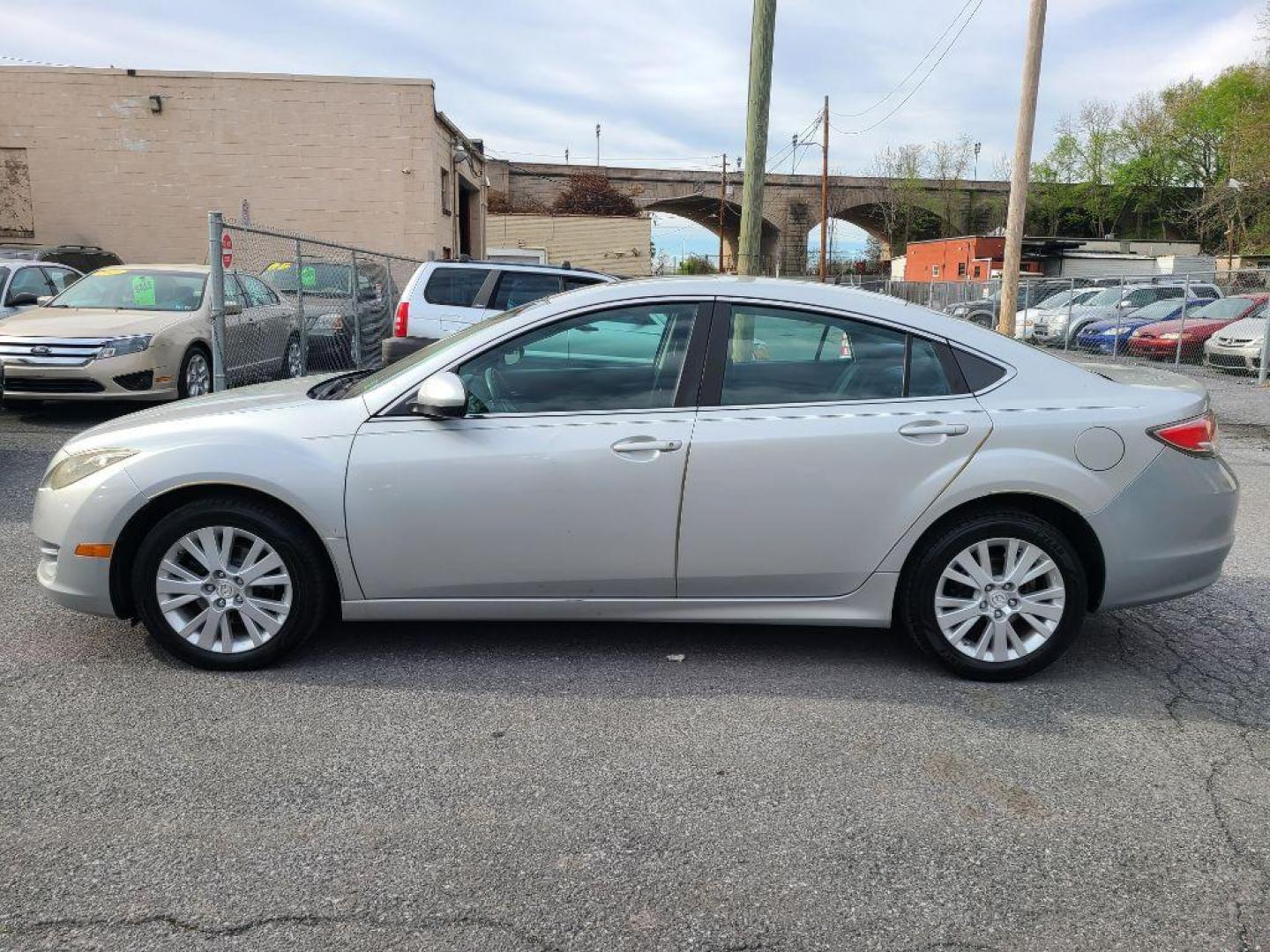 2010 SILVER MAZDA 6 I (1YVHZ8CH1A5) with an 2.5L engine, Automatic transmission, located at 117 North Cameron Street, Harrisburg, PA, 17101, (717) 963-8962, 40.266762, -76.875259 - WE FINANCE!!! Good Credit/ Bad Credit/ No Credit - ALL Trade-Ins Welcomed!!! ***Guaranteed Credit Approval*** APPLY ONLINE or CALL us TODAY ;) Internet Prices and Marketplace Prices are SPECIAL discounted ***CASH DEALS*** Retail Prices are higher. Please call us to discuss your cash and finan - Photo#6
