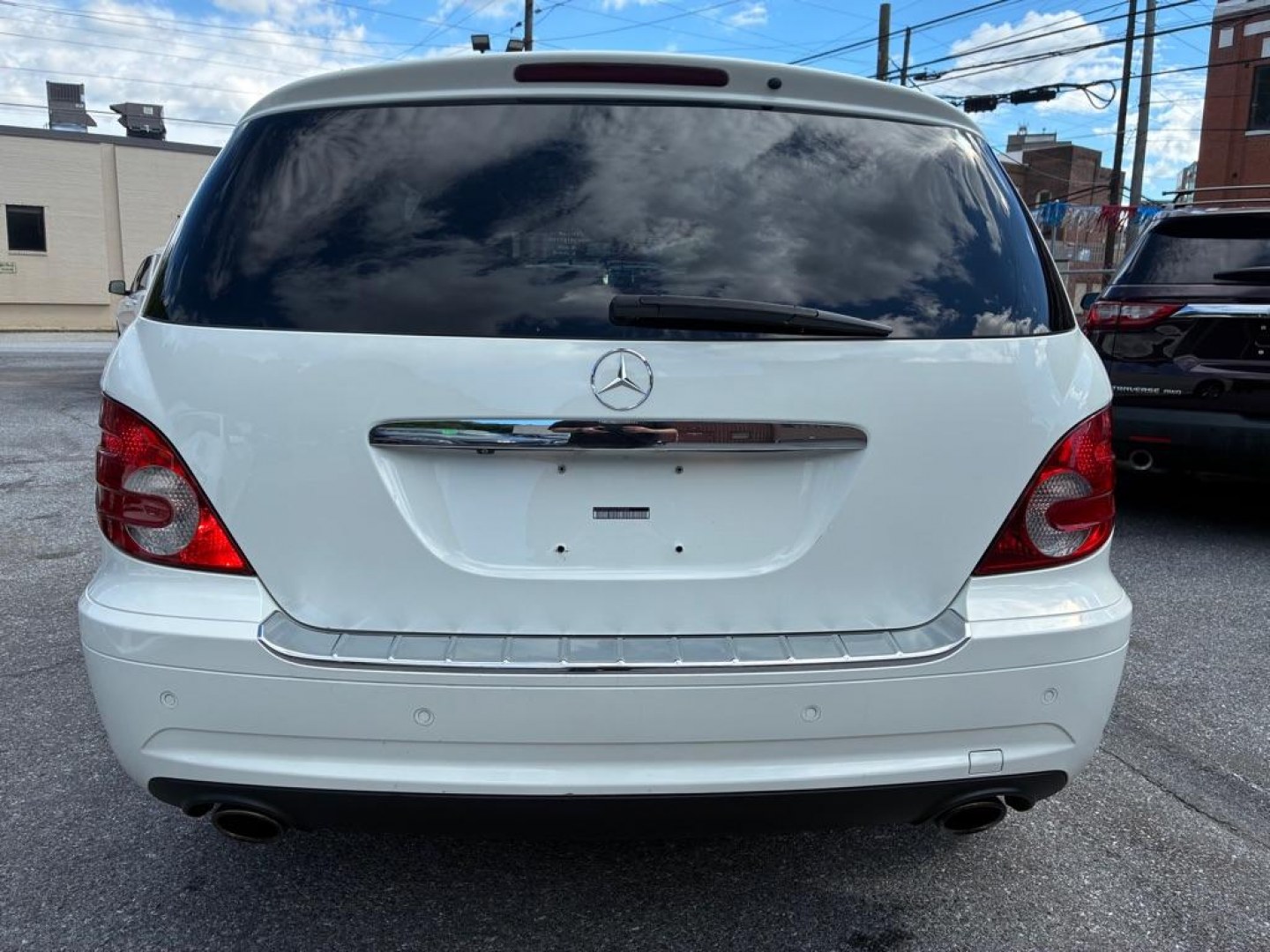 2010 WHITE MERCEDES-BENZ R-CLASS R350 4MATIC (4JGCB6FE0AA) with an 3.5L engine, Automatic transmission, located at 117 North Cameron Street, Harrisburg, PA, 17101, (717) 963-8962, 40.266762, -76.875259 - WE FINANCE!!! MOST vehicles are available for financing. Good Credit/ Challenged Credit/ No Credit - ALL Trade-Ins Welcomed!!! APPLY ONLINE or CALL us TODAY Please call us to discuss your cash and/or financing options. Thanks for checking our inventory! We're here to help.- Photo#3