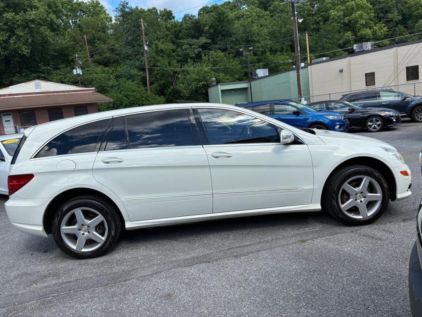 2010 WHITE MERCEDES-BENZ R-CLASS R350 4MATIC (4JGCB6FE0AA) with an 3.5L engine, Automatic transmission, located at 117 North Cameron Street, Harrisburg, PA, 17101, (717) 963-8962, 40.266762, -76.875259 - WE FINANCE!!! MOST vehicles are available for financing. Good Credit/ Challenged Credit/ No Credit - ALL Trade-Ins Welcomed!!! APPLY ONLINE or CALL us TODAY Please call us to discuss your cash and/or financing options. Thanks for checking our inventory! We're here to help.- Photo#5