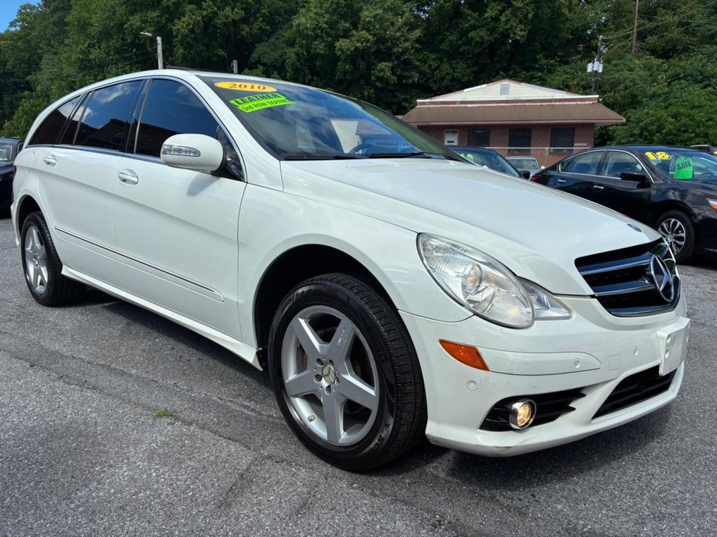 2010 WHITE MERCEDES-BENZ R-CLASS R350 4MATIC (4JGCB6FE0AA) with an 3.5L engine, Automatic transmission, located at 117 North Cameron Street, Harrisburg, PA, 17101, (717) 963-8962, 40.266762, -76.875259 - WE FINANCE!!! MOST vehicles are available for financing. Good Credit/ Challenged Credit/ No Credit - ALL Trade-Ins Welcomed!!! APPLY ONLINE or CALL us TODAY Please call us to discuss your cash and/or financing options. Thanks for checking our inventory! We're here to help.- Photo#6