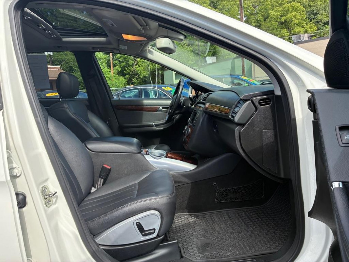 2010 WHITE MERCEDES-BENZ R-CLASS R350 4MATIC (4JGCB6FE0AA) with an 3.5L engine, Automatic transmission, located at 117 North Cameron Street, Harrisburg, PA, 17101, (717) 963-8962, 40.266762, -76.875259 - WE FINANCE!!! MOST vehicles are available for financing. Good Credit/ Challenged Credit/ No Credit - ALL Trade-Ins Welcomed!!! APPLY ONLINE or CALL us TODAY Please call us to discuss your cash and/or financing options. Thanks for checking our inventory! We're here to help.- Photo#8