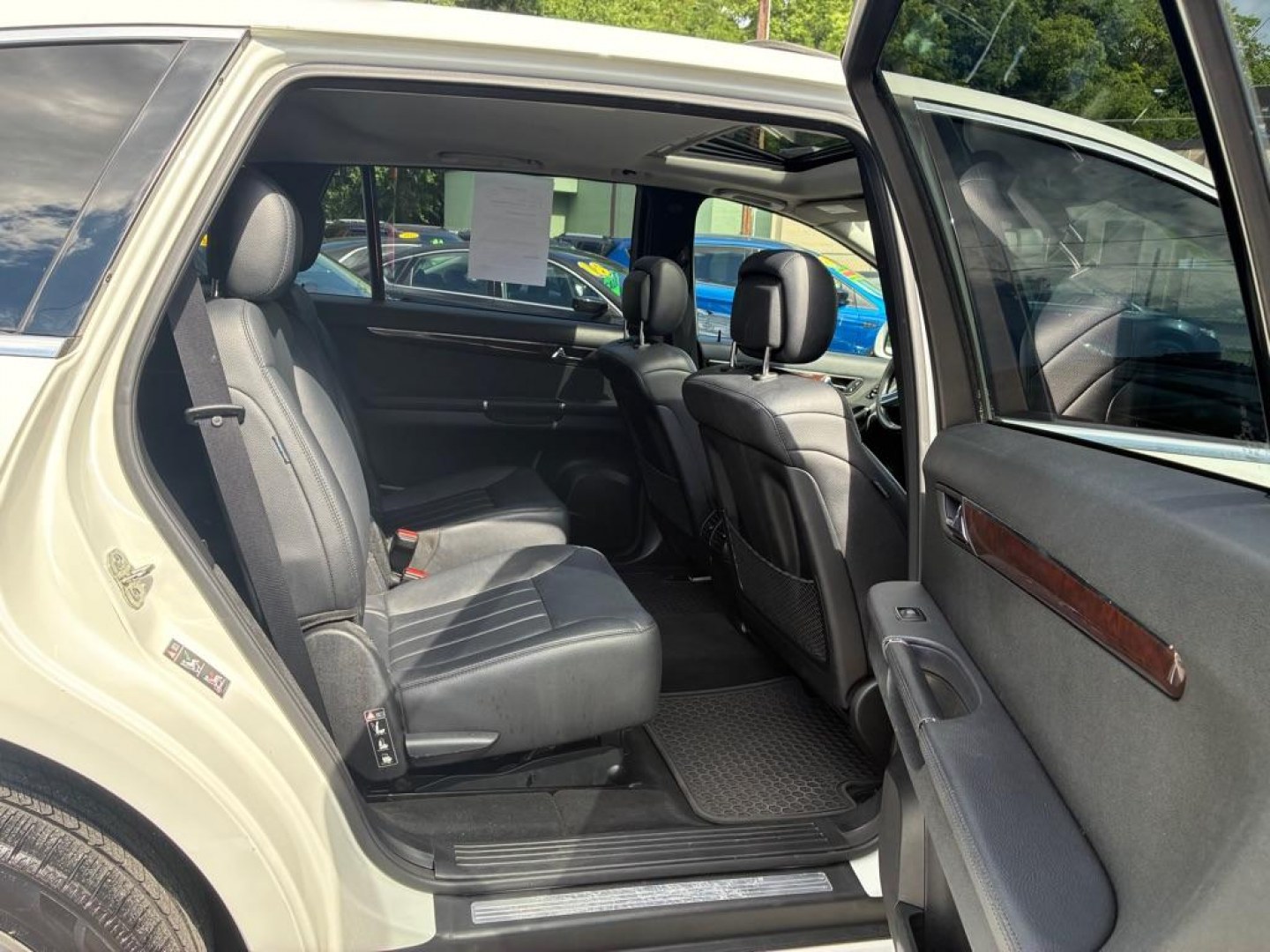 2010 WHITE MERCEDES-BENZ R-CLASS R350 4MATIC (4JGCB6FE0AA) with an 3.5L engine, Automatic transmission, located at 117 North Cameron Street, Harrisburg, PA, 17101, (717) 963-8962, 40.266762, -76.875259 - WE FINANCE!!! MOST vehicles are available for financing. Good Credit/ Challenged Credit/ No Credit - ALL Trade-Ins Welcomed!!! APPLY ONLINE or CALL us TODAY Please call us to discuss your cash and/or financing options. Thanks for checking our inventory! We're here to help.- Photo#9