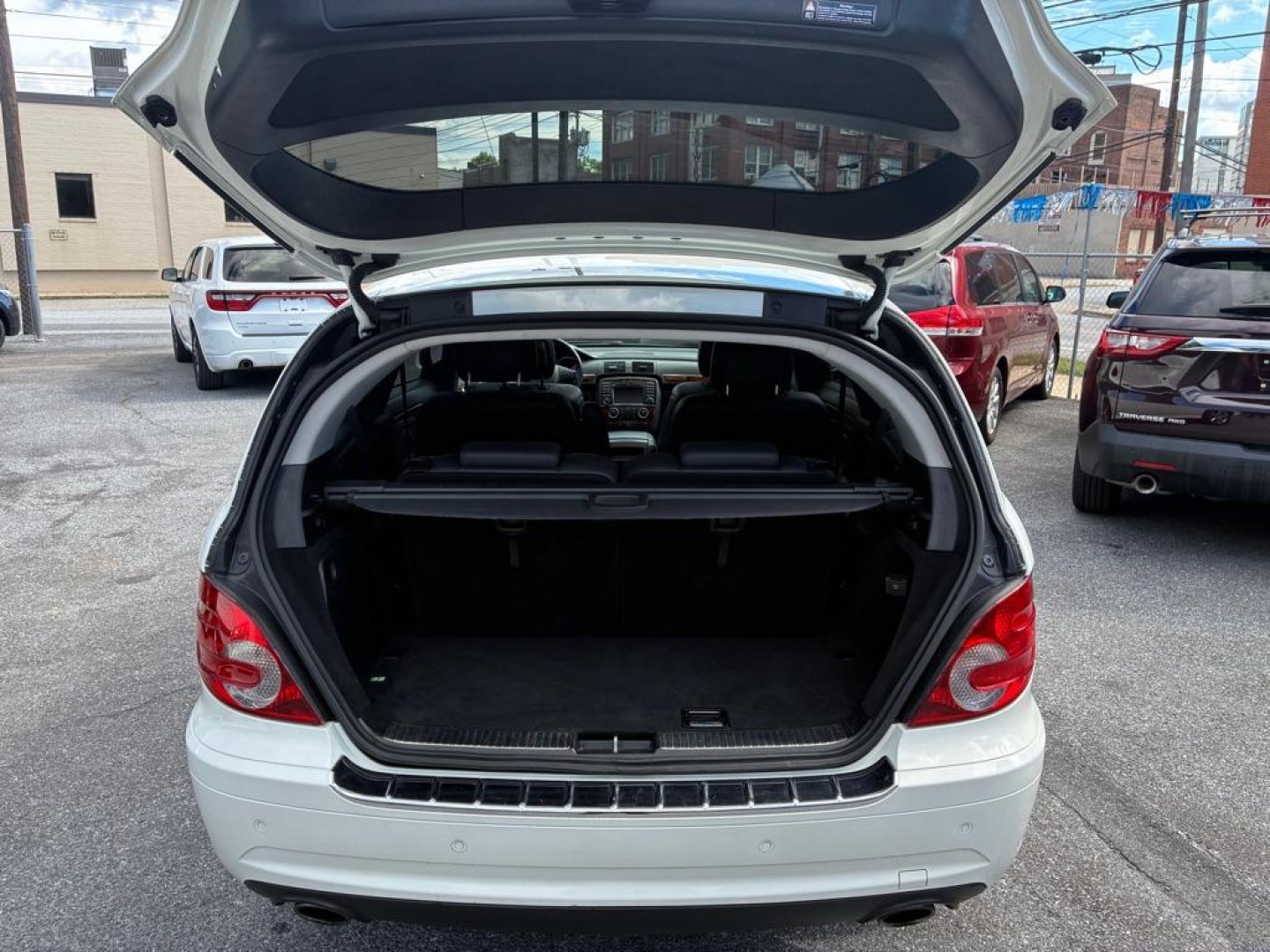 2010 WHITE MERCEDES-BENZ R-CLASS R350 4MATIC (4JGCB6FE0AA) with an 3.5L engine, Automatic transmission, located at 117 North Cameron Street, Harrisburg, PA, 17101, (717) 963-8962, 40.266762, -76.875259 - WE FINANCE!!! MOST vehicles are available for financing. Good Credit/ Challenged Credit/ No Credit - ALL Trade-Ins Welcomed!!! APPLY ONLINE or CALL us TODAY Please call us to discuss your cash and/or financing options. Thanks for checking our inventory! We're here to help.- Photo#11