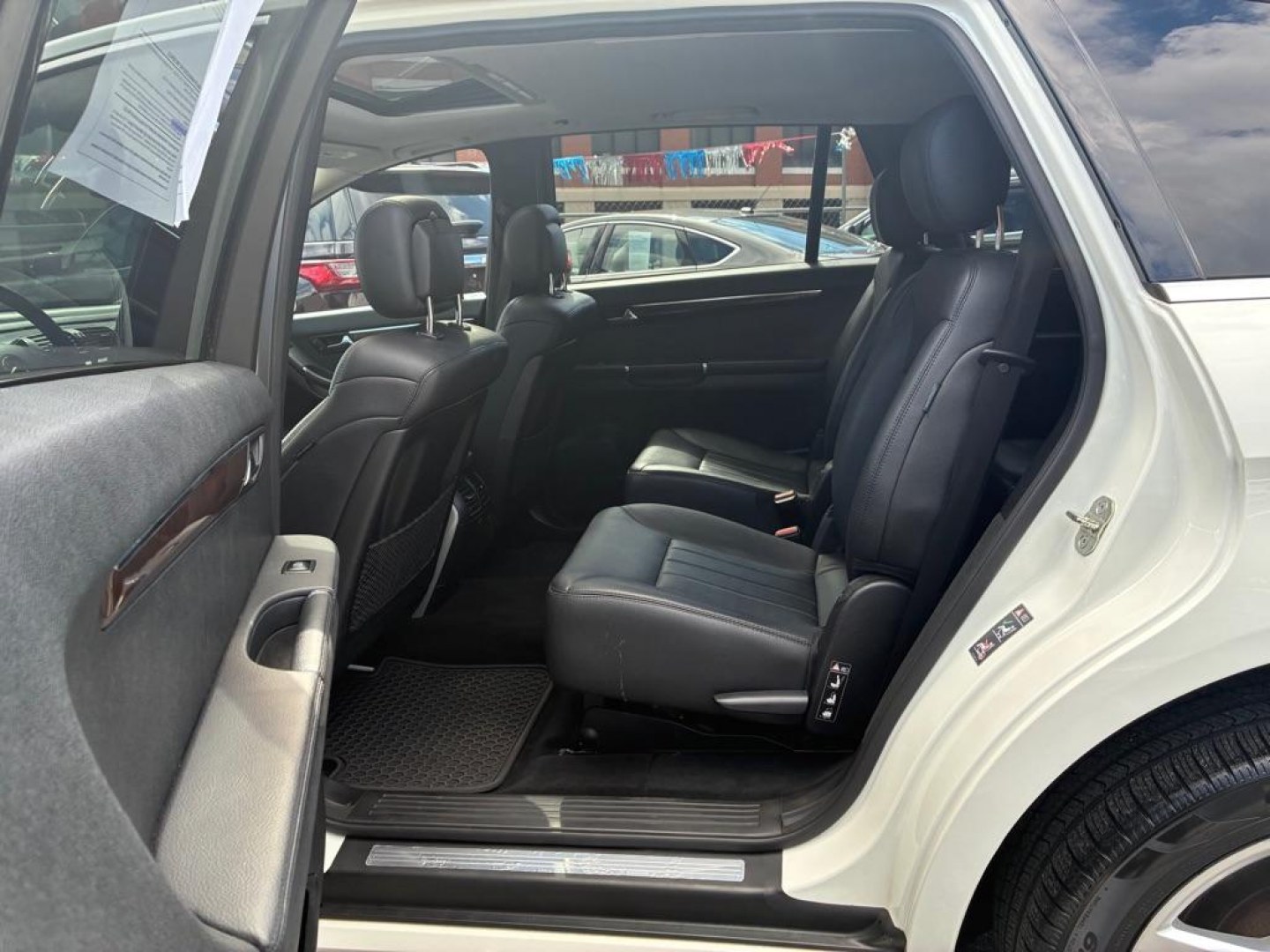 2010 WHITE MERCEDES-BENZ R-CLASS R350 4MATIC (4JGCB6FE0AA) with an 3.5L engine, Automatic transmission, located at 117 North Cameron Street, Harrisburg, PA, 17101, (717) 963-8962, 40.266762, -76.875259 - WE FINANCE!!! MOST vehicles are available for financing. Good Credit/ Challenged Credit/ No Credit - ALL Trade-Ins Welcomed!!! APPLY ONLINE or CALL us TODAY Please call us to discuss your cash and/or financing options. Thanks for checking our inventory! We're here to help.- Photo#12