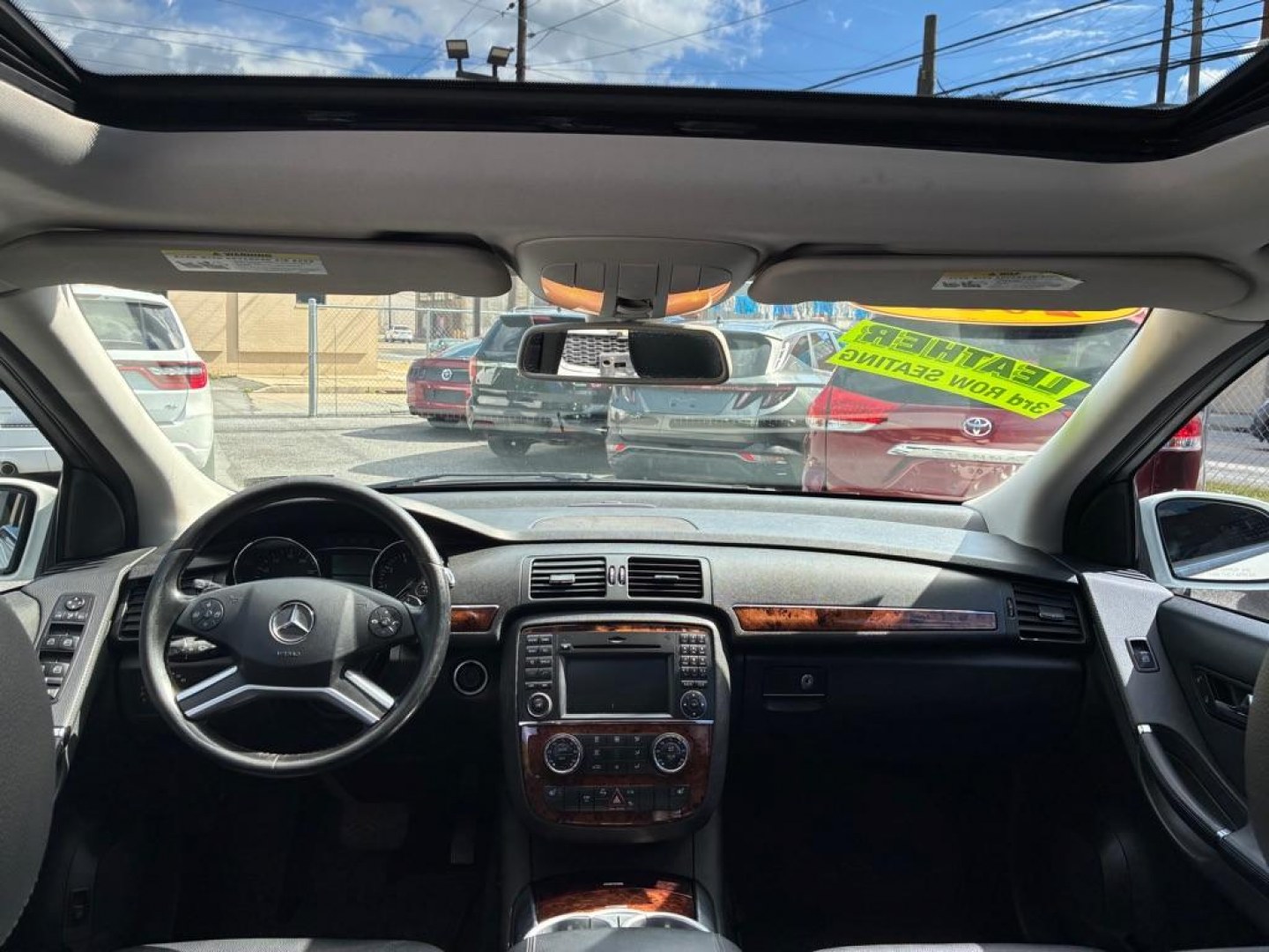 2010 WHITE MERCEDES-BENZ R-CLASS R350 4MATIC (4JGCB6FE0AA) with an 3.5L engine, Automatic transmission, located at 117 North Cameron Street, Harrisburg, PA, 17101, (717) 963-8962, 40.266762, -76.875259 - WE FINANCE!!! MOST vehicles are available for financing. Good Credit/ Challenged Credit/ No Credit - ALL Trade-Ins Welcomed!!! APPLY ONLINE or CALL us TODAY Please call us to discuss your cash and/or financing options. Thanks for checking our inventory! We're here to help.- Photo#14