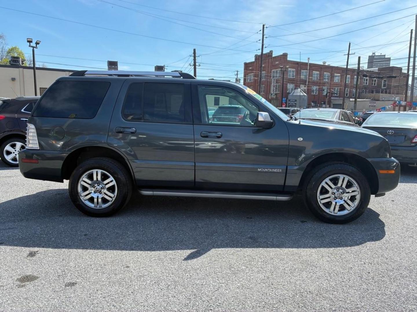 2010 GRAY MERCURY MOUNTAINEER PREMIER (4M2EN4JE6AU) with an 4.0L engine, Automatic transmission, located at 117 North Cameron Street, Harrisburg, PA, 17101, (717) 963-8962, 40.266762, -76.875259 - WE FINANCE!!! Good Credit/ Challenged Credit/ No Credit - ALL Trade-Ins Welcomed!!! APPLY ONLINE or CALL us TODAY ;) Please call us to discuss your cash and/or financing options. - Photo#5