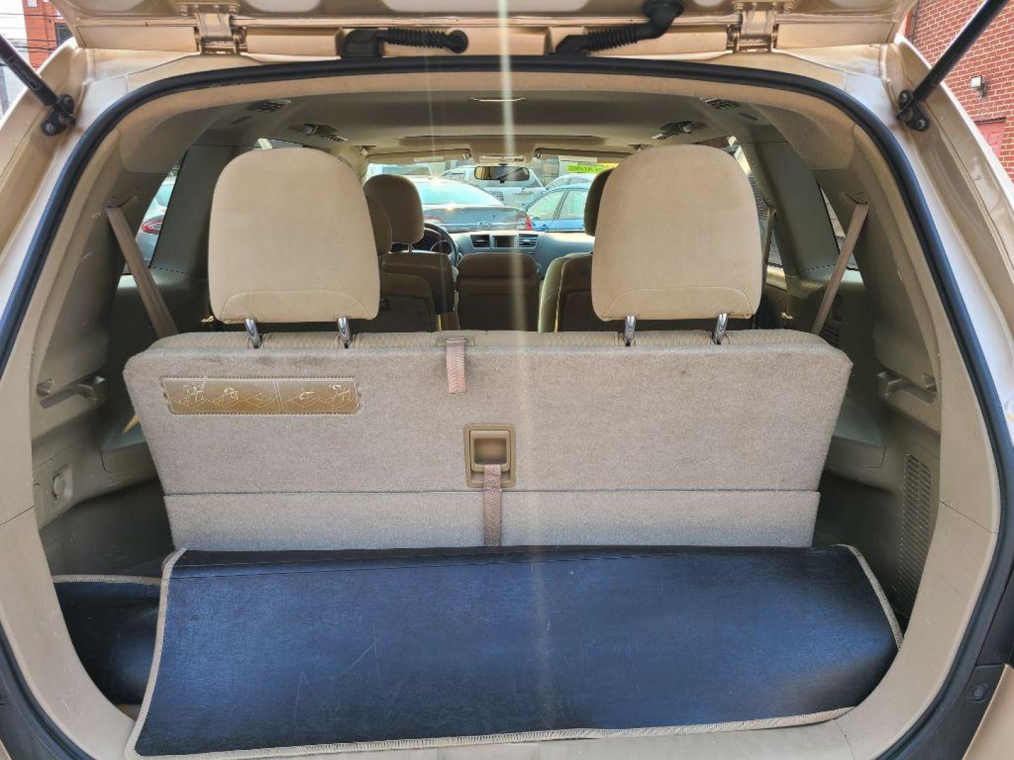 2010 BEIGE TOYOTA HIGHLANDER BASE (5TDBK3EH4AS) with an 3.5L engine, Automatic transmission, located at 7981 Paxton Street, Harrisburg, PA, 17111, (717) 561-2926, 40.261490, -76.749229 - WE FINANCE!!! Good Credit/ Bad Credit/ No Credit - ALL Trade-Ins Welcomed!!! ***Guaranteed Credit Approval*** APPLY ONLINE or CALL us TODAY ;) Internet Prices and Marketplace Prices are SPECIAL discounted ***CASH DEALS*** Retail Prices are higher. Please call us to discuss your cash and finan - Photo#11