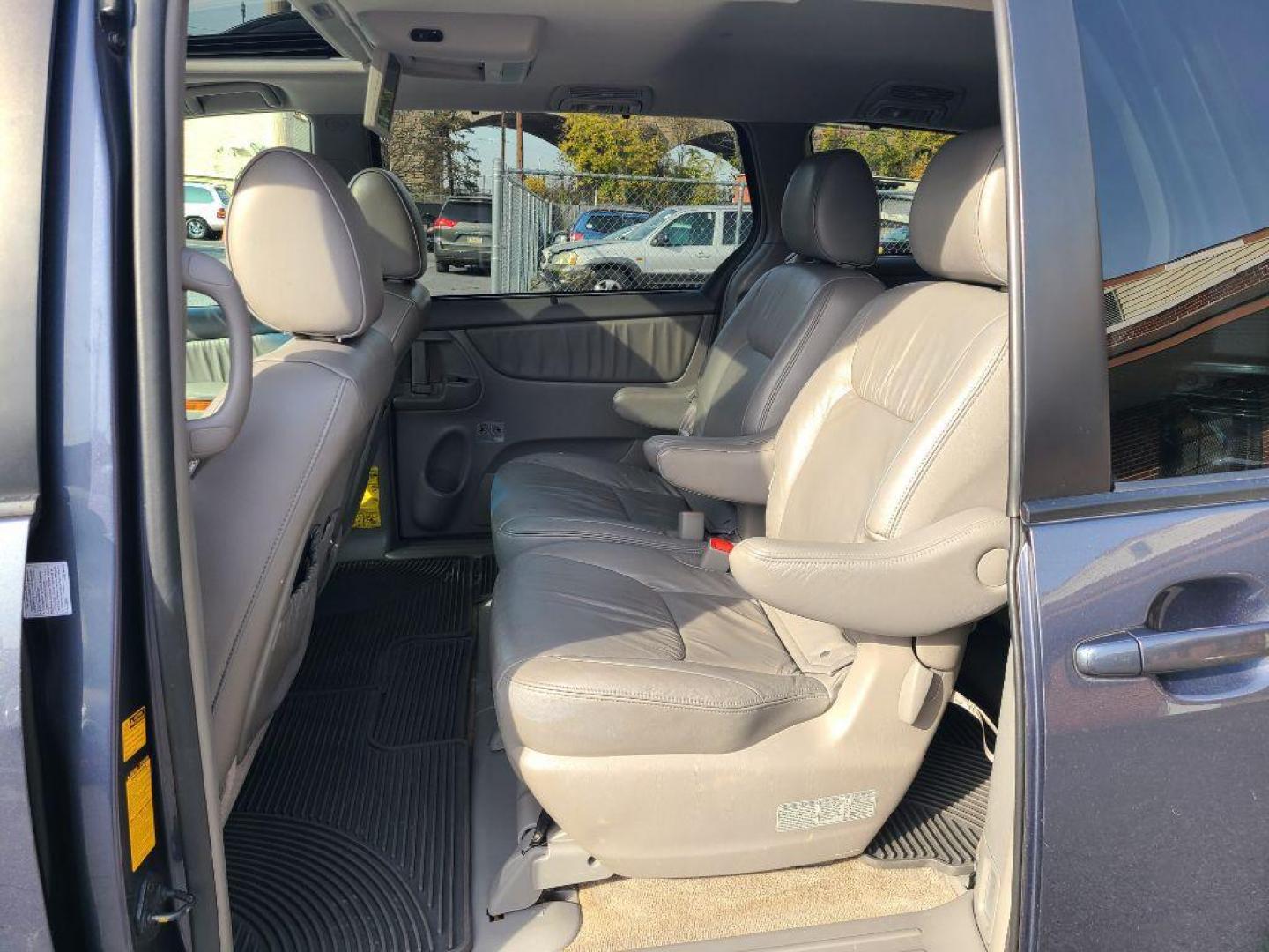 2010 GRAY TOYOTA SIENNA XLE LIMITED (5TDDK4CC1AS) with an 3.5L engine, Automatic transmission, located at 117 North Cameron Street, Harrisburg, PA, 17101, (717) 963-8962, 40.266762, -76.875259 - WE FINANCE!!! Good Credit/ Bad Credit/ No Credit - ALL Trade-Ins Welcomed!!! ***Guaranteed Credit Approval*** APPLY ONLINE or CALL us TODAY ;) Internet Prices and Marketplace Prices are SPECIAL discounted ***CASH DEALS*** Retail Prices are higher. Please call us to discuss your cash and finan - Photo#15