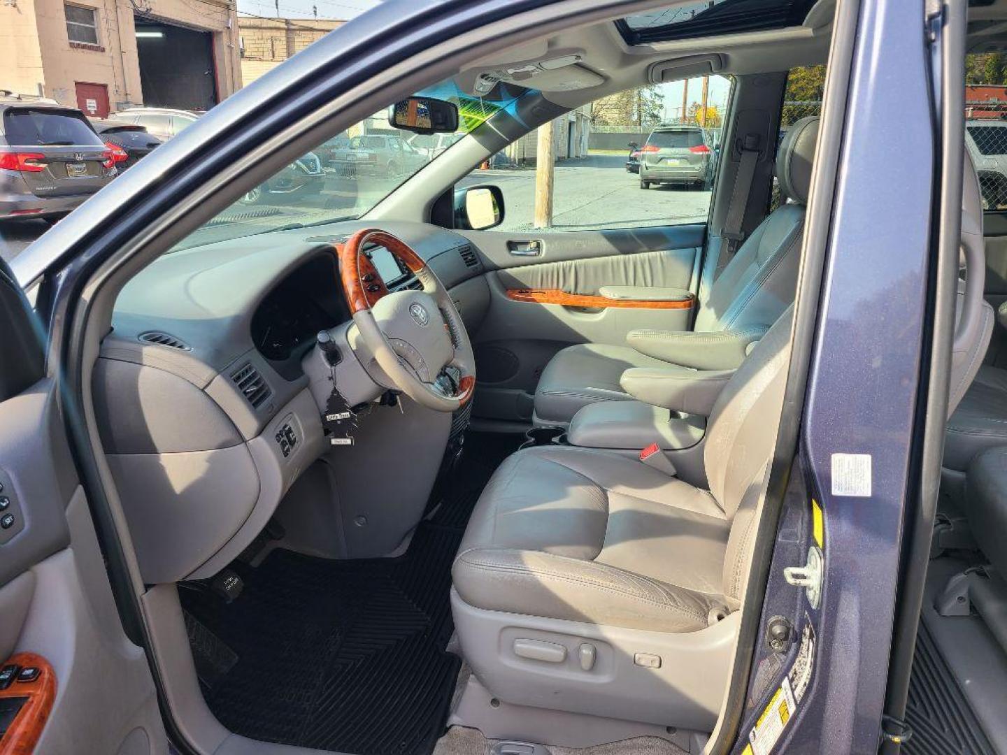 2010 GRAY TOYOTA SIENNA XLE LIMITED (5TDDK4CC1AS) with an 3.5L engine, Automatic transmission, located at 117 North Cameron Street, Harrisburg, PA, 17101, (717) 963-8962, 40.266762, -76.875259 - WE FINANCE!!! Good Credit/ Bad Credit/ No Credit - ALL Trade-Ins Welcomed!!! ***Guaranteed Credit Approval*** APPLY ONLINE or CALL us TODAY ;) Internet Prices and Marketplace Prices are SPECIAL discounted ***CASH DEALS*** Retail Prices are higher. Please call us to discuss your cash and finan - Photo#16