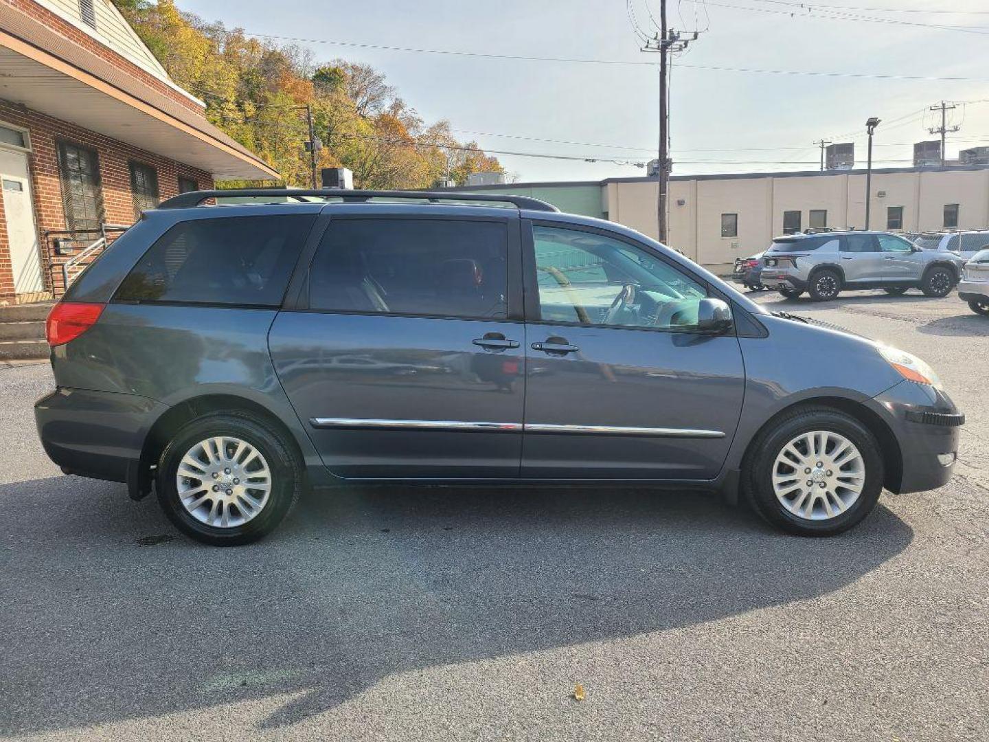 2010 GRAY TOYOTA SIENNA XLE LIMITED (5TDDK4CC1AS) with an 3.5L engine, Automatic transmission, located at 117 North Cameron Street, Harrisburg, PA, 17101, (717) 963-8962, 40.266762, -76.875259 - WE FINANCE!!! Good Credit/ Bad Credit/ No Credit - ALL Trade-Ins Welcomed!!! ***Guaranteed Credit Approval*** APPLY ONLINE or CALL us TODAY ;) Internet Prices and Marketplace Prices are SPECIAL discounted ***CASH DEALS*** Retail Prices are higher. Please call us to discuss your cash and finan - Photo#5