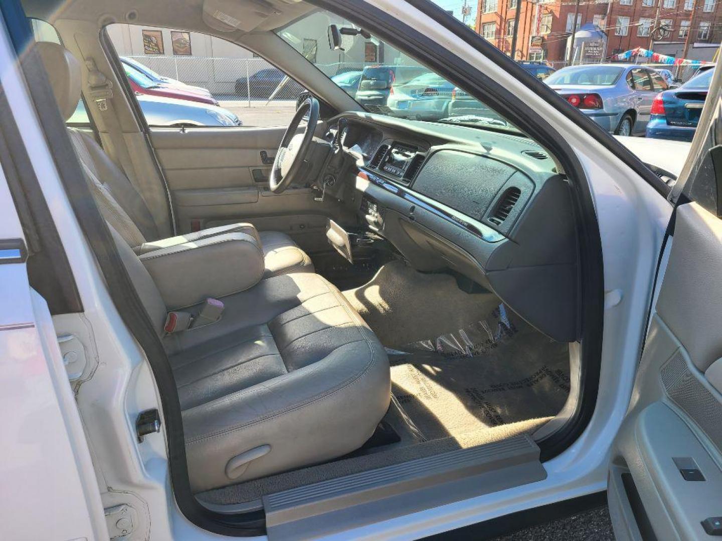 2011 WHITE FORD CROWN VICTORIA LX (2FABP7EV0BX) with an 4.6L engine, Automatic transmission, located at 7981 Paxton Street, Harrisburg, PA, 17111, (717) 561-2926, 40.261490, -76.749229 - WE FINANCE!!! Good Credit/ Bad Credit/ No Credit - ALL Trade-Ins Welcomed!!! ***Guaranteed Credit Approval*** APPLY ONLINE or CALL us TODAY ;) Internet Prices and Marketplace Prices are SPECIAL discounted ***CASH DEALS*** Retail Prices are higher. Please call us to discuss your cash and finan - Photo#8