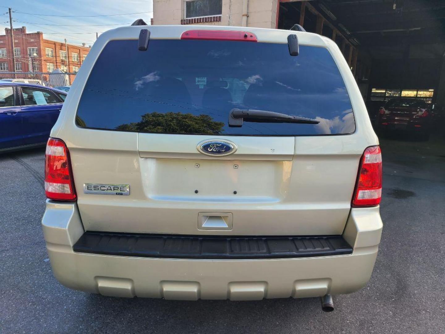 2011 GOLD FORD ESCAPE XLT (1FMCU0D75BK) with an 2.5L engine, Automatic transmission, located at 117 North Cameron Street, Harrisburg, PA, 17101, (717) 963-8962, 40.266762, -76.875259 - WE FINANCE!!! Good Credit/ Bad Credit/ No Credit - ALL Trade-Ins Welcomed!!! ***Guaranteed Credit Approval*** APPLY ONLINE or CALL us TODAY ;) Internet Prices and Marketplace Prices are SPECIAL discounted ***CASH DEALS*** Retail Prices are higher. Please call us to discuss your cash and finan - Photo#3