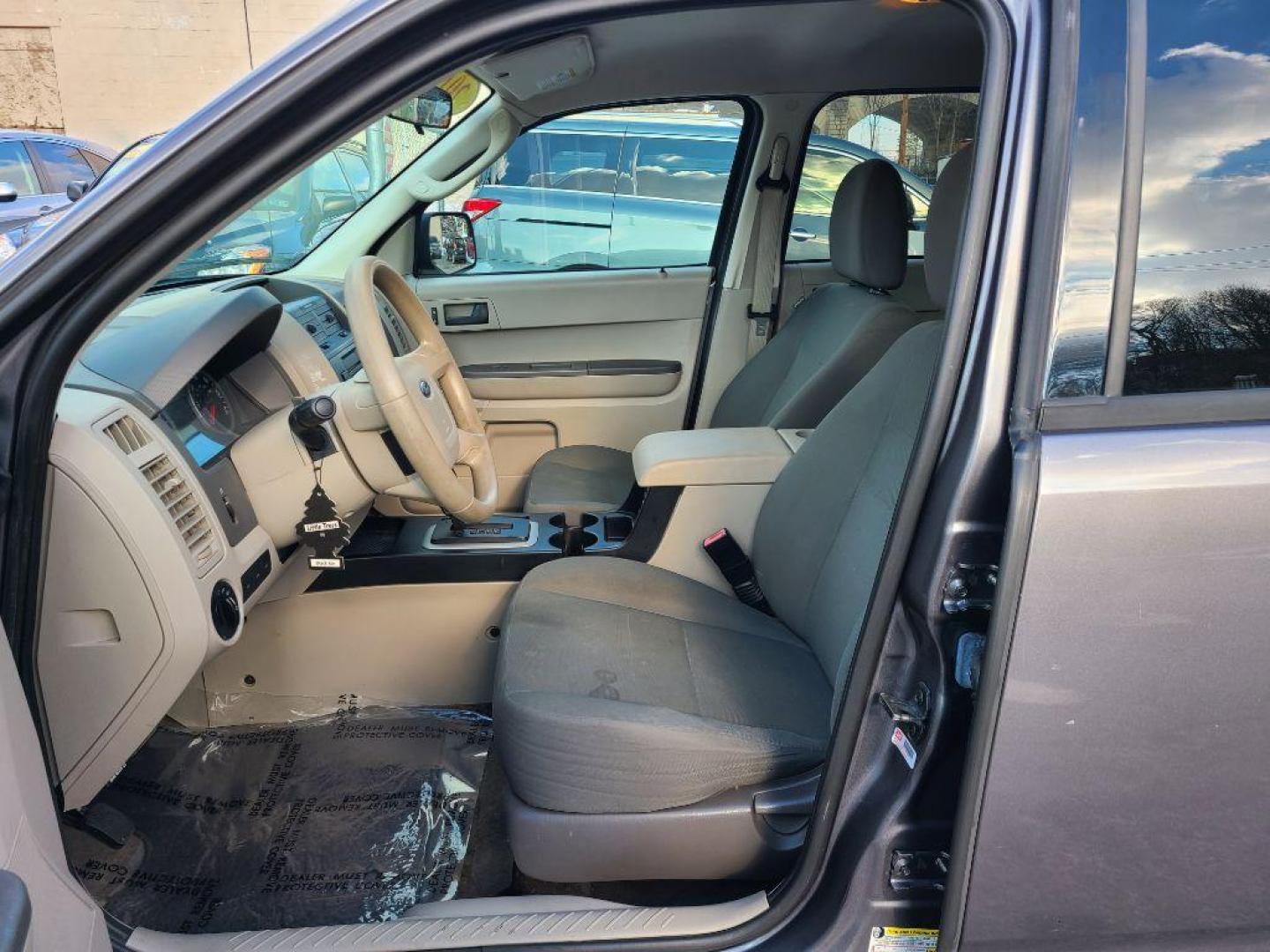 2011 GRAY FORD ESCAPE XLS (1FMCU9C78BK) with an 2.5L engine, Automatic transmission, located at 7981 Paxton Street, Harrisburg, PA, 17111, (717) 561-2926, 40.261490, -76.749229 - WE FINANCE!!! Good Credit/ Bad Credit/ No Credit - ALL Trade-Ins Welcomed!!! ***Guaranteed Credit Approval*** APPLY ONLINE or CALL us TODAY ;) Internet Prices and Marketplace Prices are SPECIAL discounted ***CASH DEALS*** Retail Prices are higher. Please call us to discuss your cash and finan - Photo#13