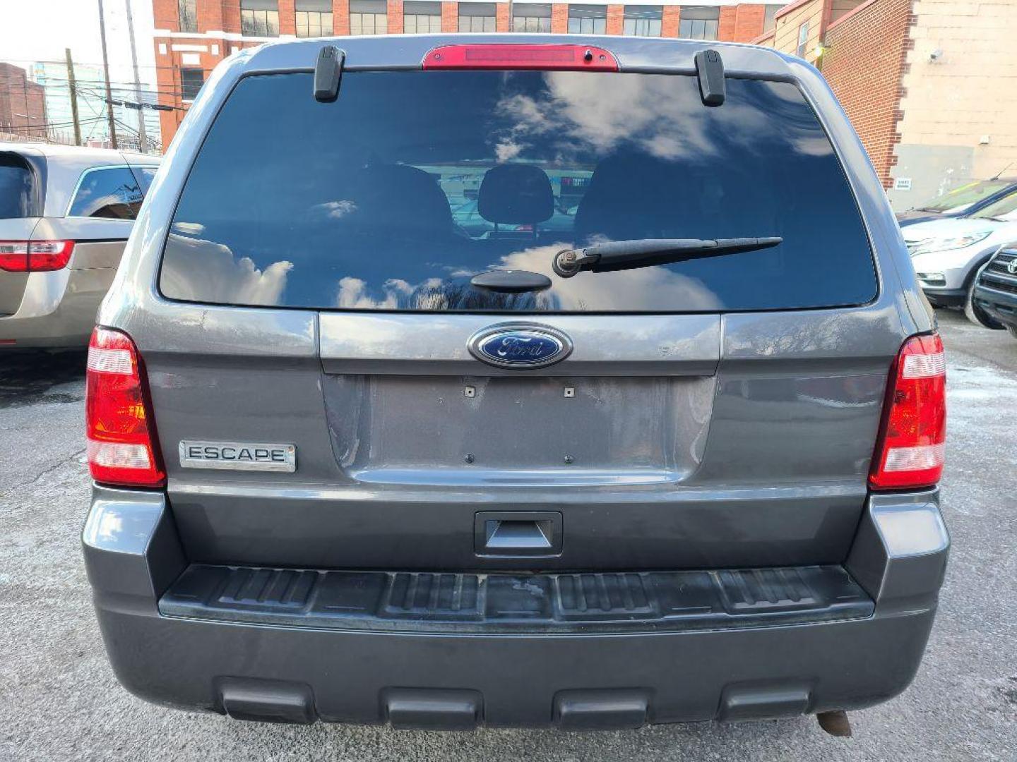 2011 GRAY FORD ESCAPE XLS (1FMCU9C78BK) with an 2.5L engine, Automatic transmission, located at 7981 Paxton Street, Harrisburg, PA, 17111, (717) 561-2926, 40.261490, -76.749229 - WE FINANCE!!! Good Credit/ Bad Credit/ No Credit - ALL Trade-Ins Welcomed!!! ***Guaranteed Credit Approval*** APPLY ONLINE or CALL us TODAY ;) Internet Prices and Marketplace Prices are SPECIAL discounted ***CASH DEALS*** Retail Prices are higher. Please call us to discuss your cash and finan - Photo#3